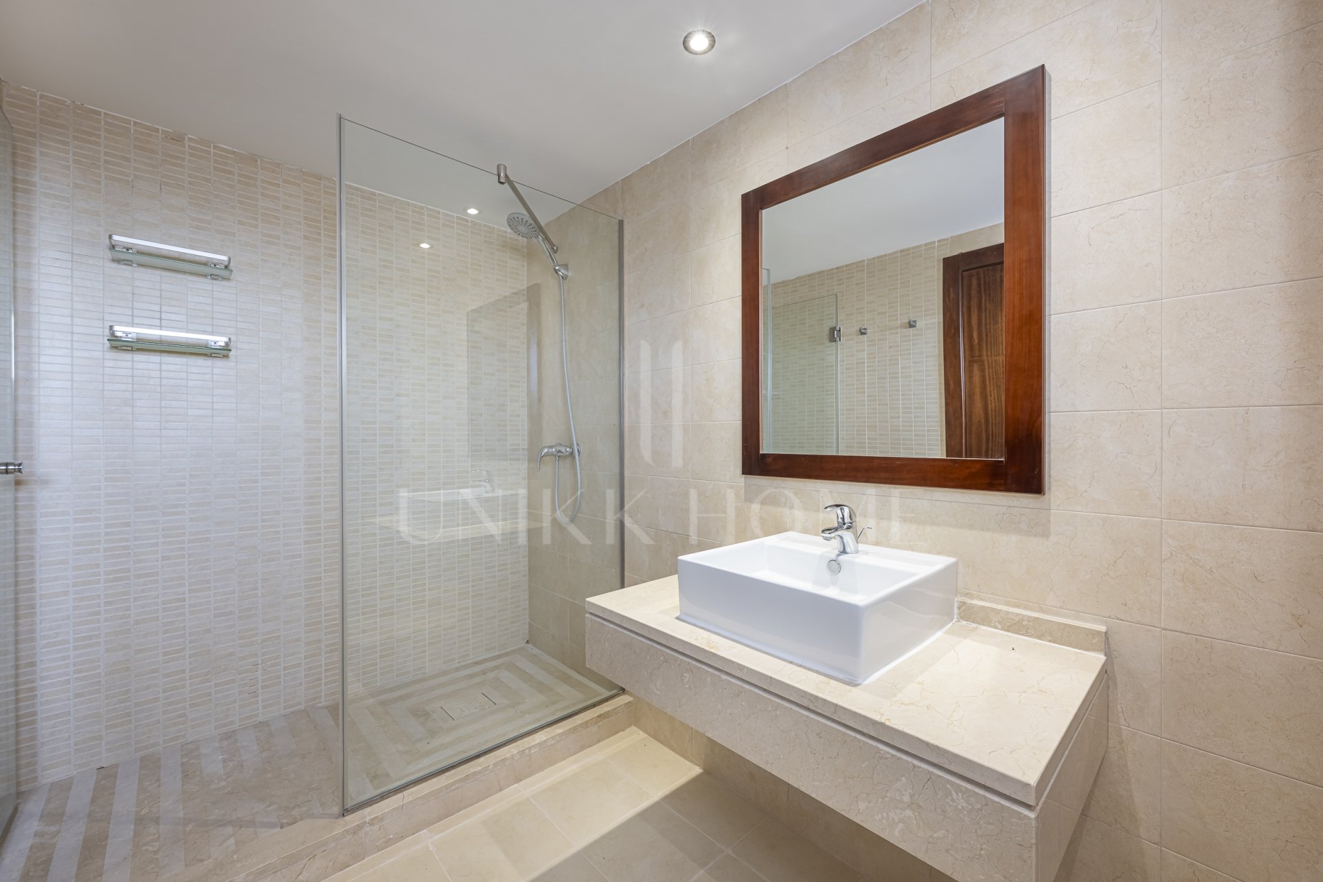 Impecable apartamento tríplex orientado al sur ubicado en una comunidad cerrada en Altos de Los Monteros, Marbella este