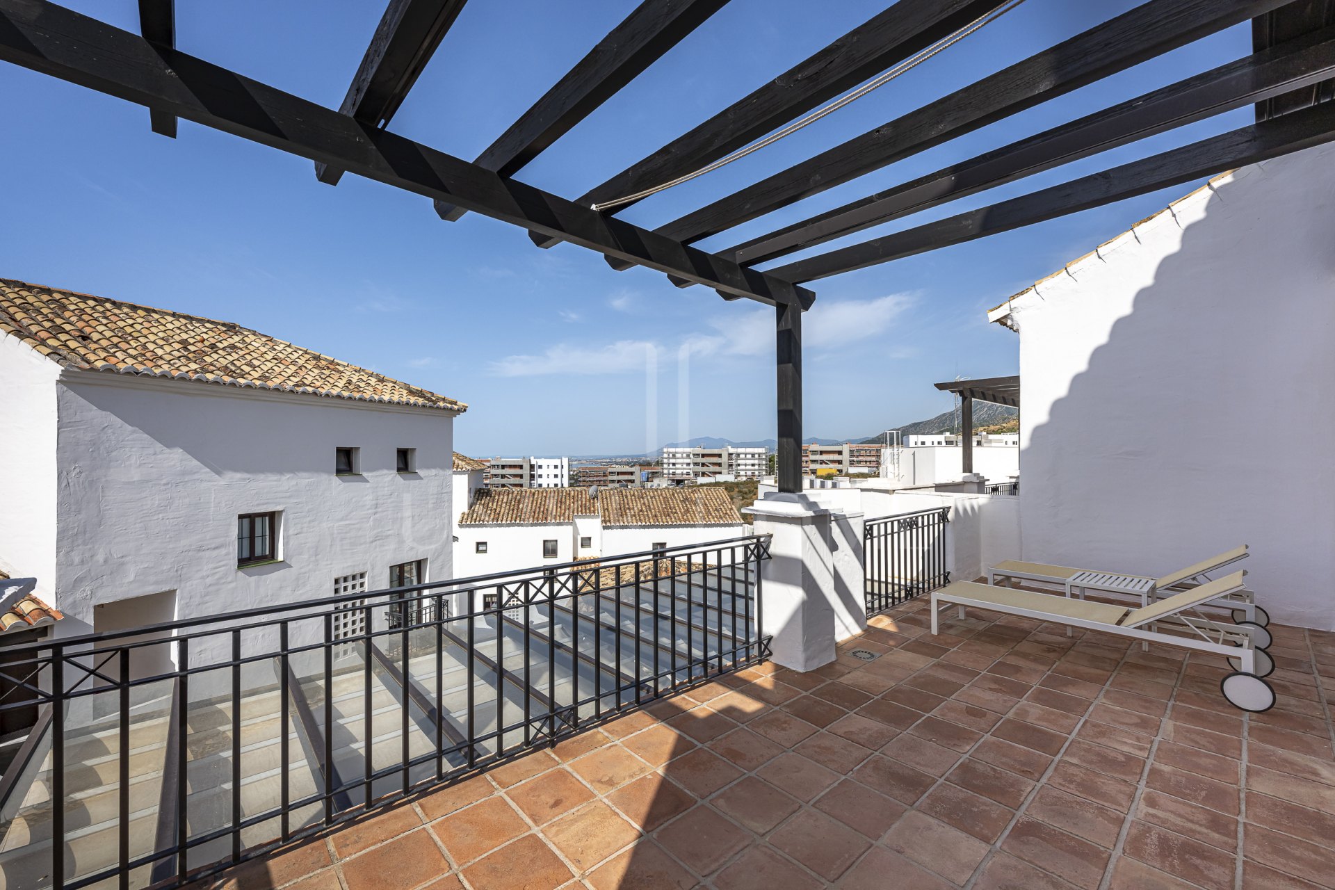 Impecable apartamento tríplex orientado al sur ubicado en una comunidad cerrada en Altos de Los Monteros, Marbella este