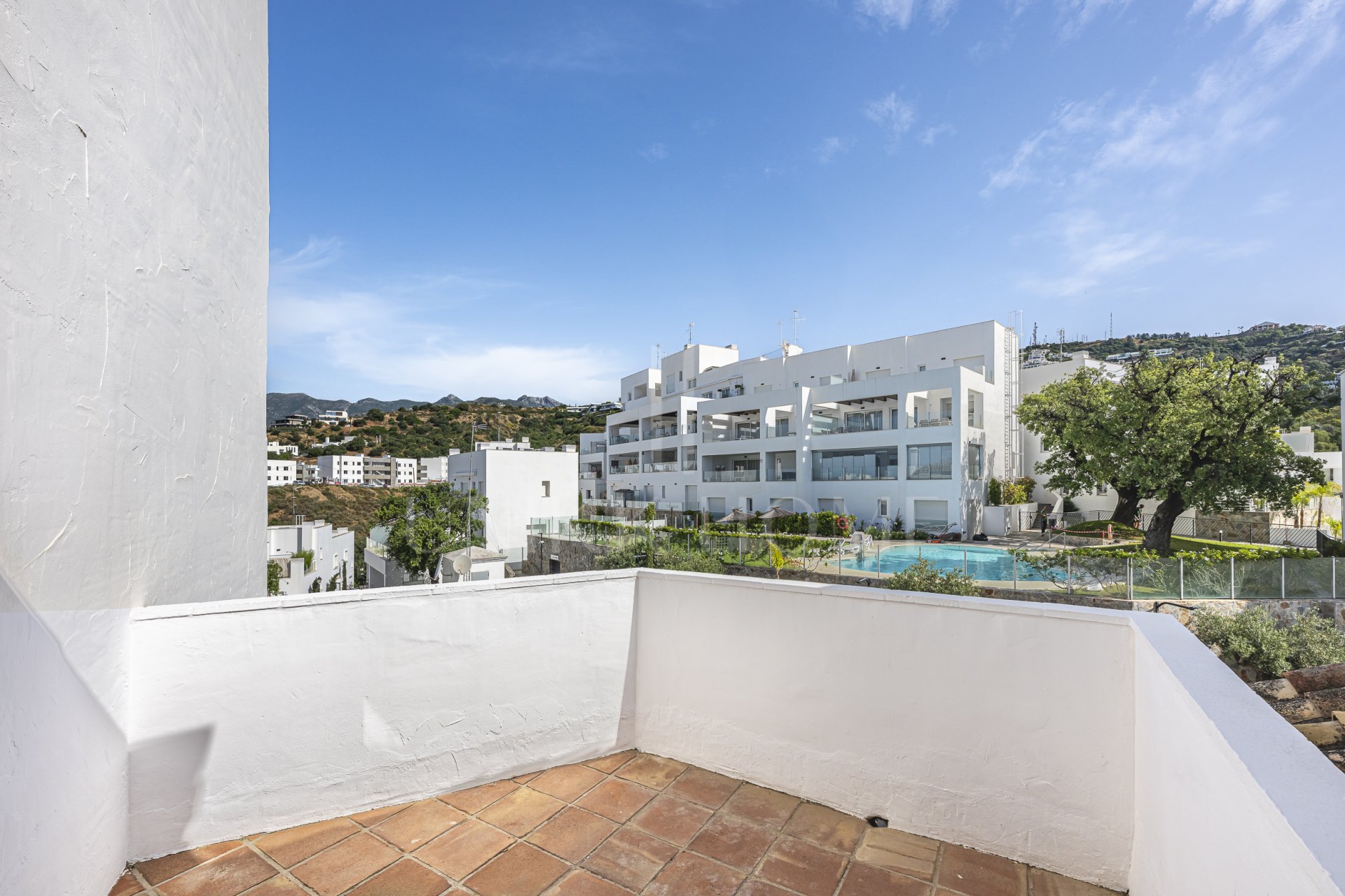 Impecable apartamento tríplex orientado al sur ubicado en una comunidad cerrada en Altos de Los Monteros, Marbella este