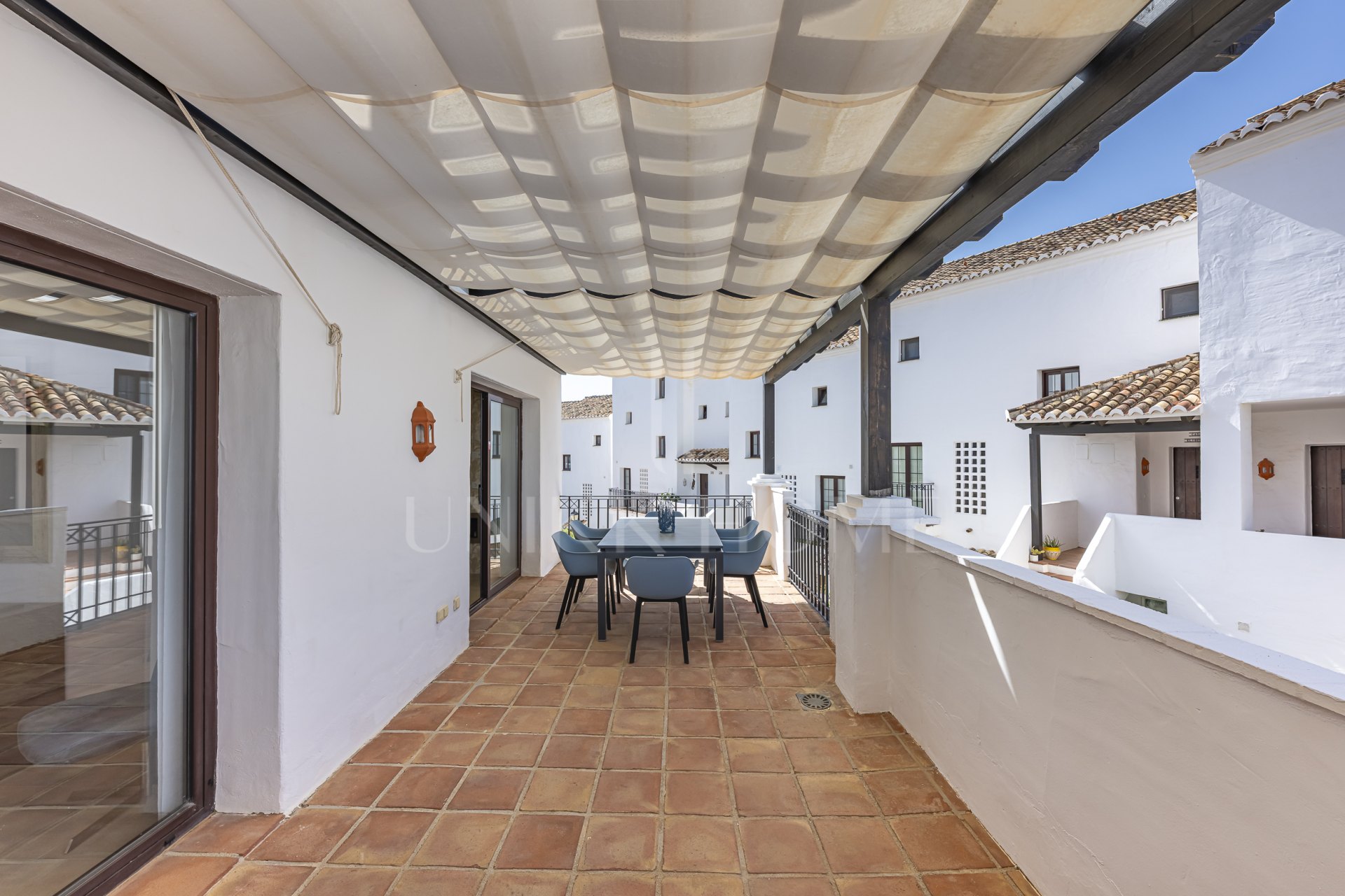 Impecable apartamento tríplex orientado al sur ubicado en una comunidad cerrada en Altos de Los Monteros, Marbella este