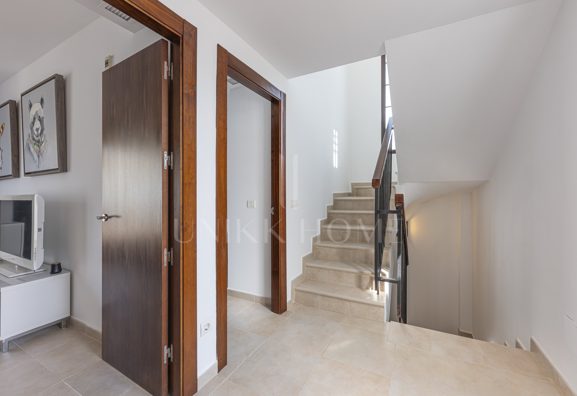 Impecable apartamento tríplex orientado al sur ubicado en una comunidad cerrada en Altos de Los Monteros, Marbella este