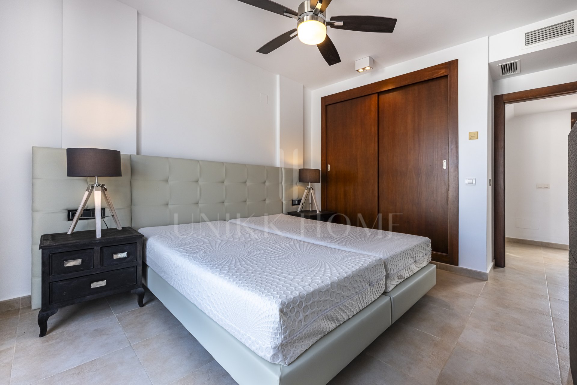 Impecable apartamento tríplex orientado al sur ubicado en una comunidad cerrada en Altos de Los Monteros, Marbella este