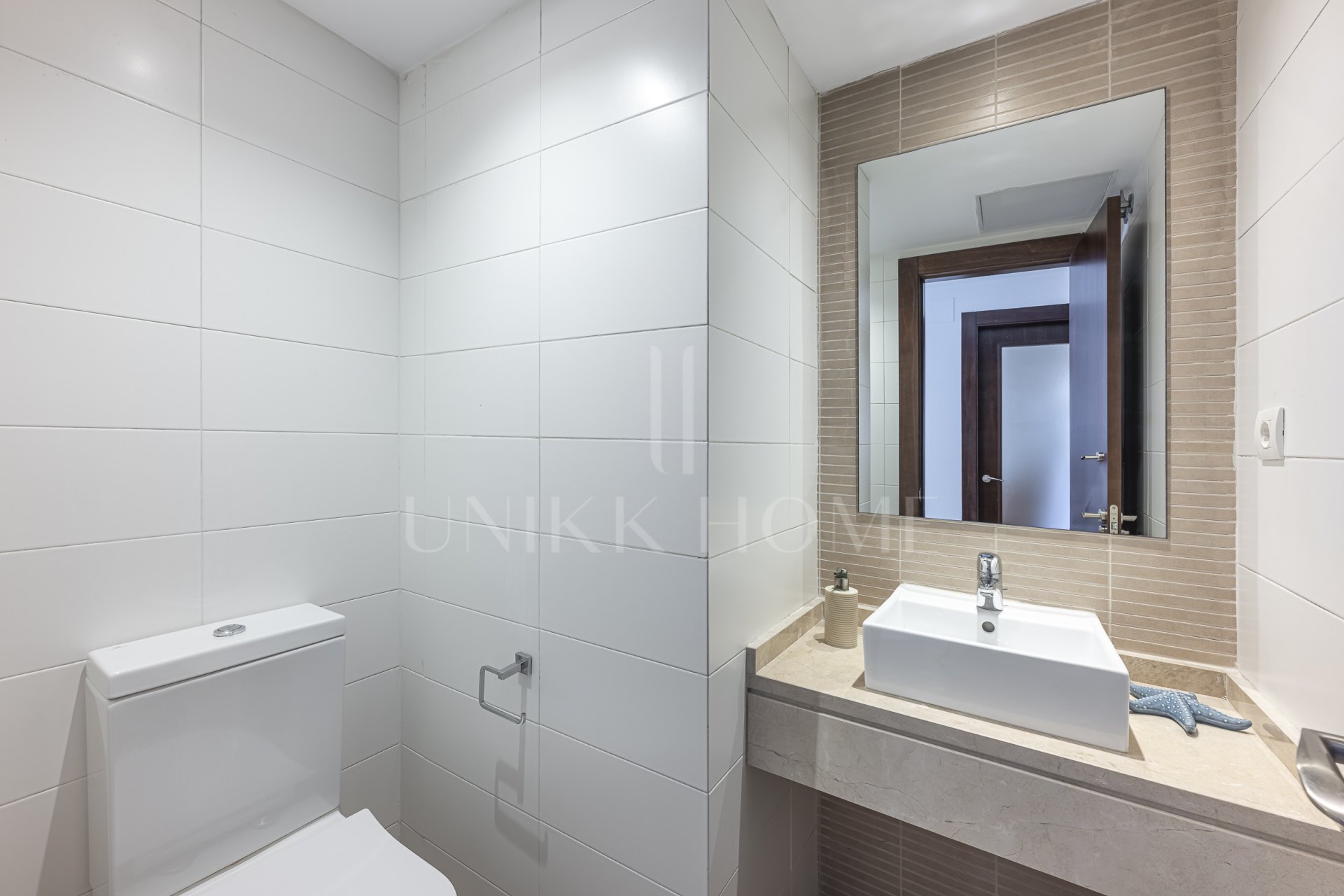 Impecable apartamento tríplex orientado al sur ubicado en una comunidad cerrada en Altos de Los Monteros, Marbella este