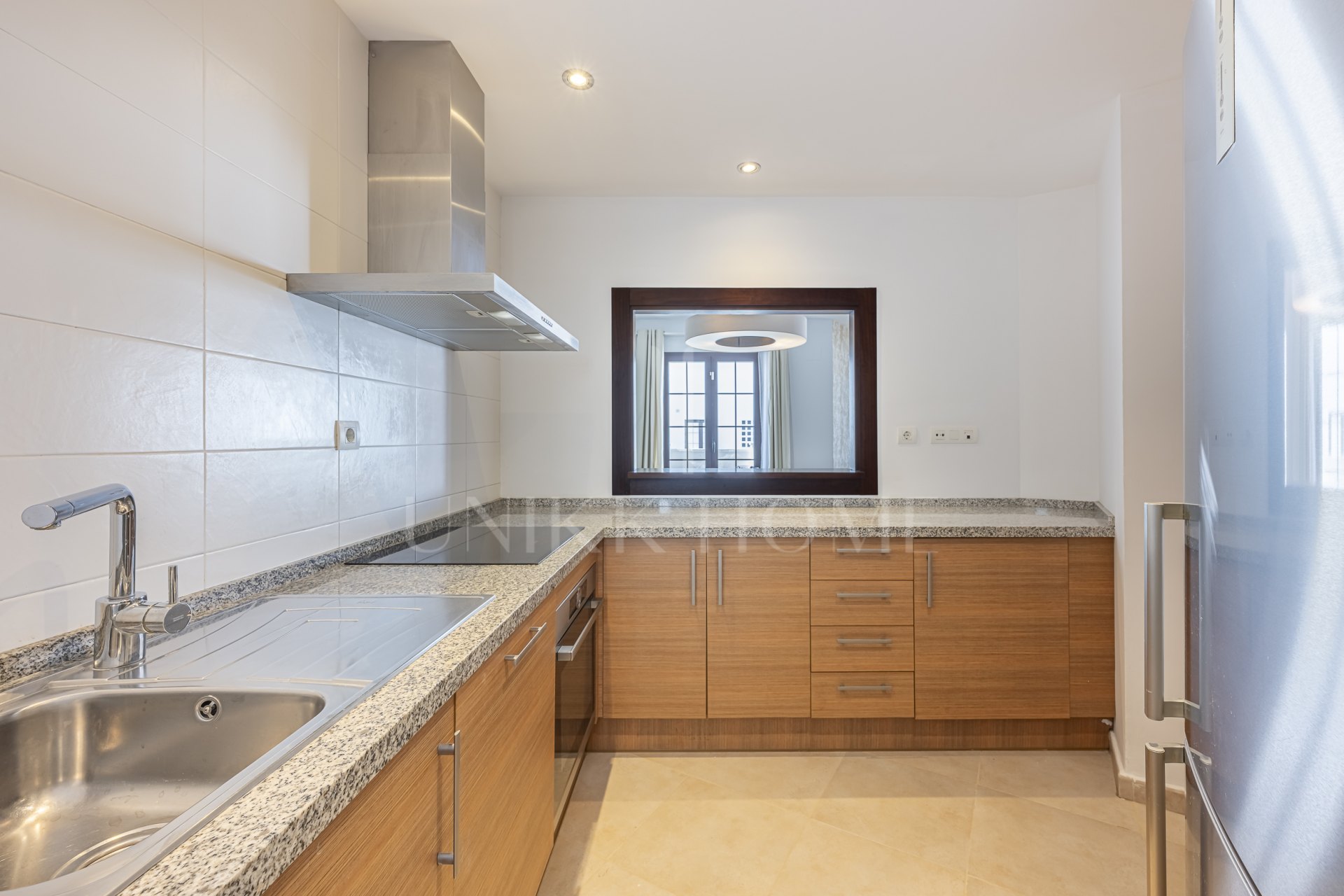 Impecable apartamento tríplex orientado al sur ubicado en una comunidad cerrada en Altos de Los Monteros, Marbella este