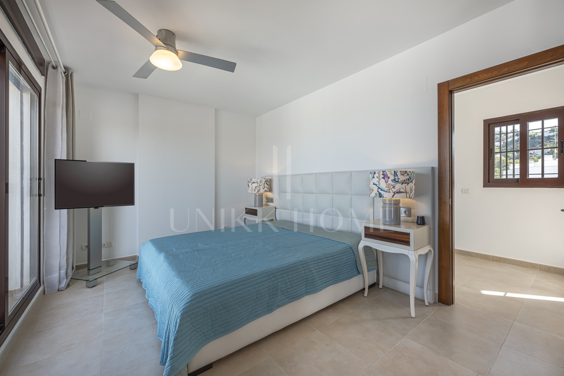 Impecable apartamento tríplex orientado al sur ubicado en una comunidad cerrada en Altos de Los Monteros, Marbella este