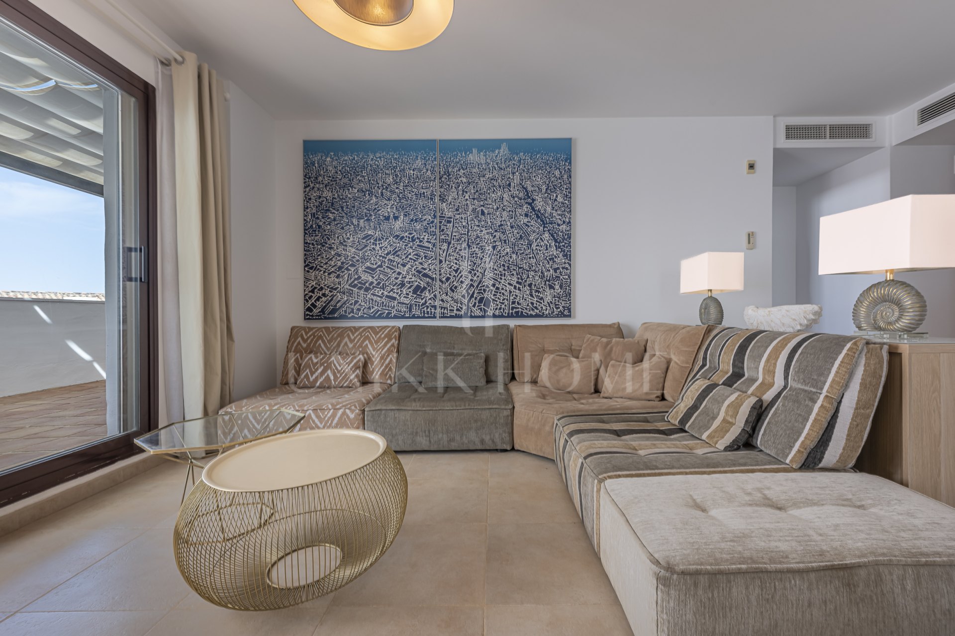 Impecable apartamento tríplex orientado al sur ubicado en una comunidad cerrada en Altos de Los Monteros, Marbella este