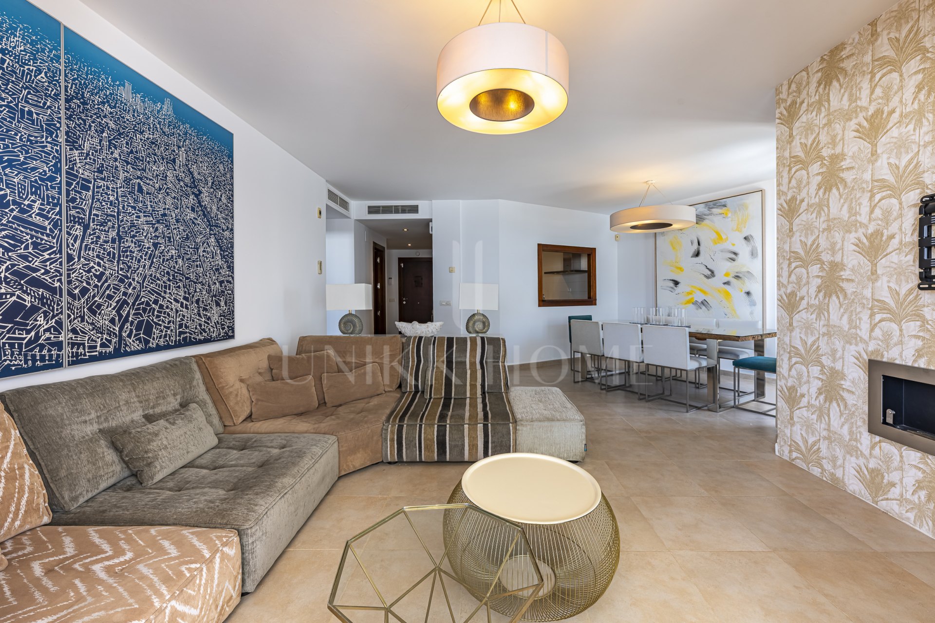Impecable apartamento tríplex orientado al sur ubicado en una comunidad cerrada en Altos de Los Monteros, Marbella este