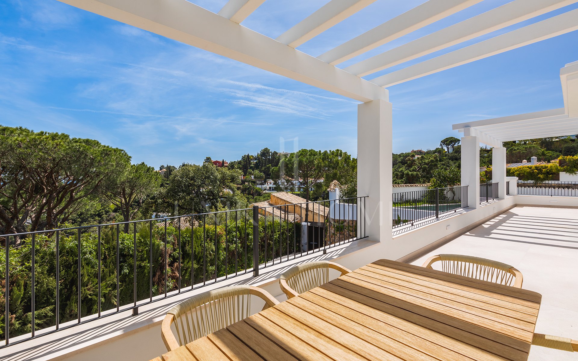 Villa de lujo elegantemente renovada en la urbanización residencial cerrada de El Madroñal, Benahavís