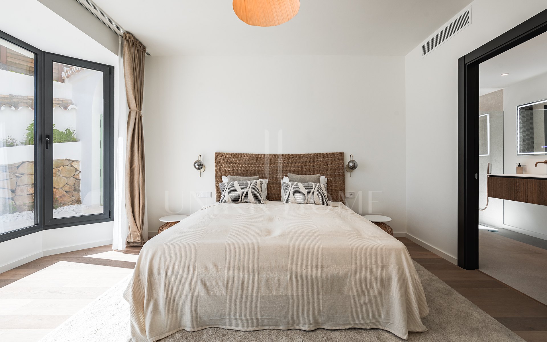 Villa de lujo elegantemente renovada en la urbanización residencial cerrada de El Madroñal, Benahavís