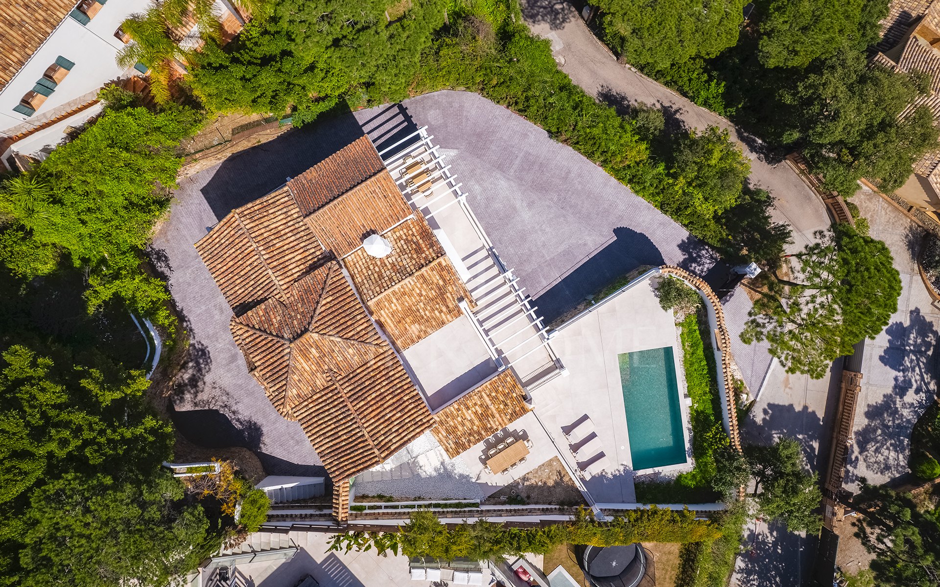 Villa de lujo elegantemente renovada en la urbanización residencial cerrada de El Madroñal, Benahavís