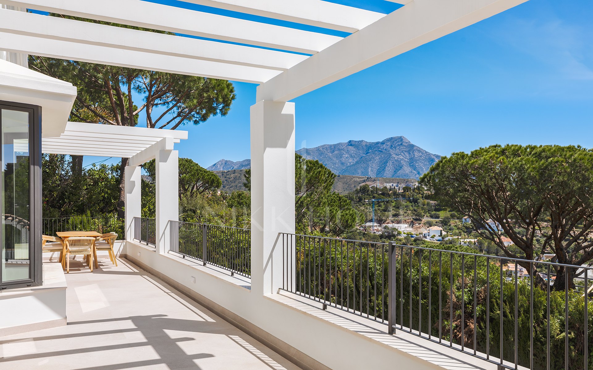 Villa de lujo elegantemente renovada en la urbanización residencial cerrada de El Madroñal, Benahavís