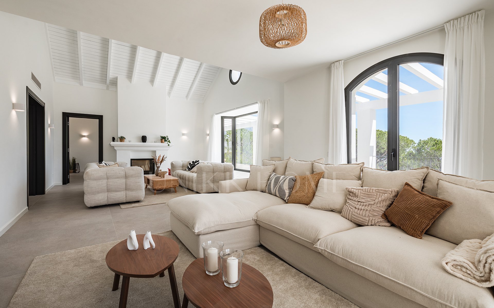 Villa de lujo elegantemente renovada en la urbanización residencial cerrada de El Madroñal, Benahavís