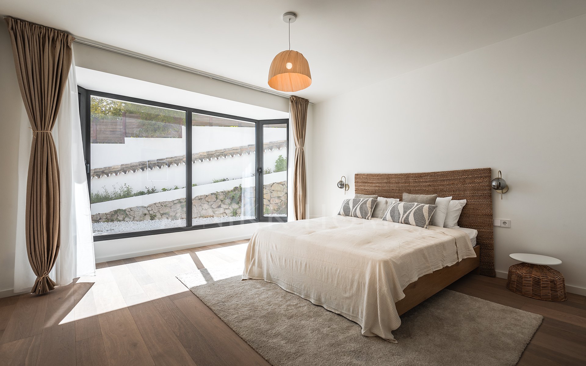 Villa de lujo elegantemente renovada en la urbanización residencial cerrada de El Madroñal, Benahavís