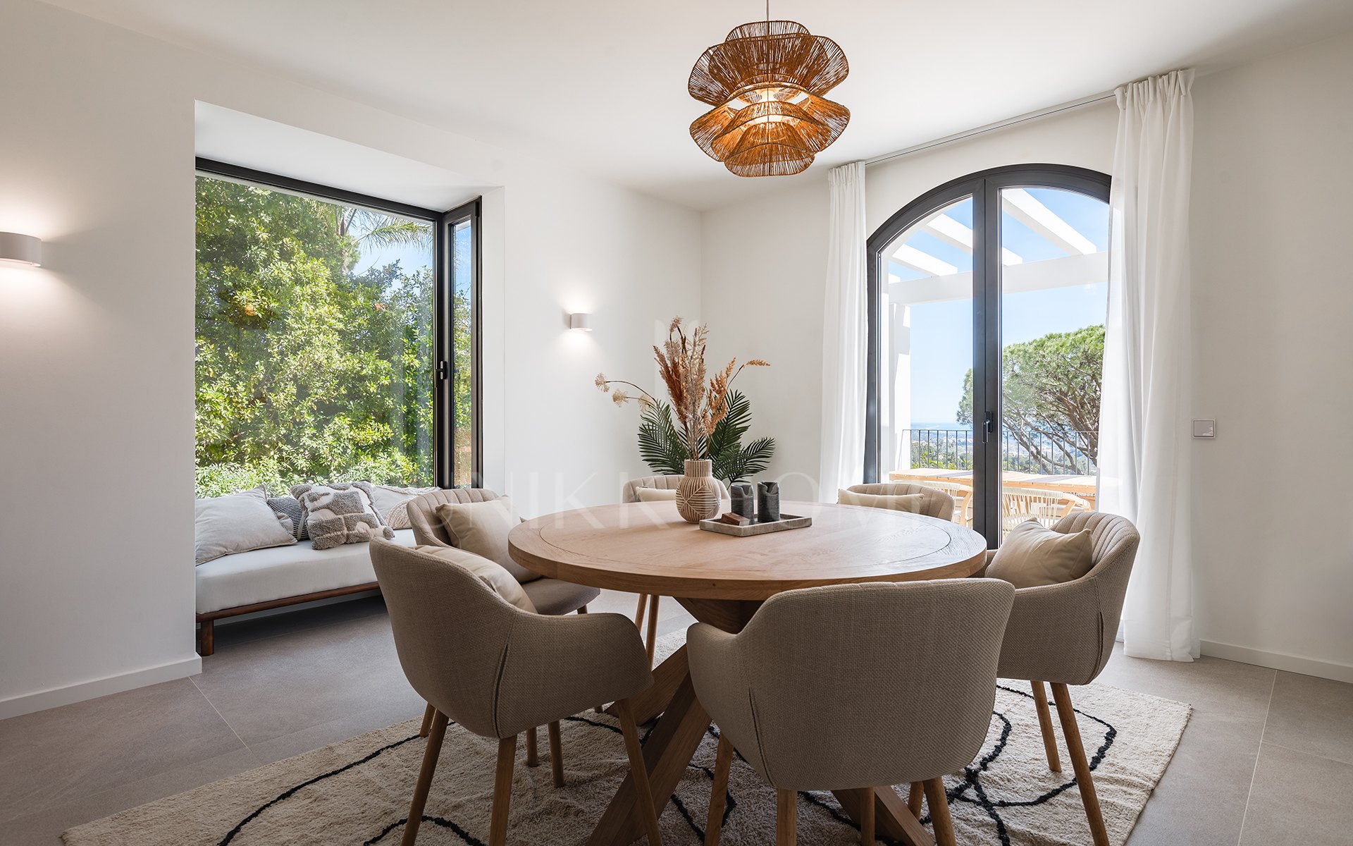 Villa de lujo elegantemente renovada en la urbanización residencial cerrada de El Madroñal, Benahavís