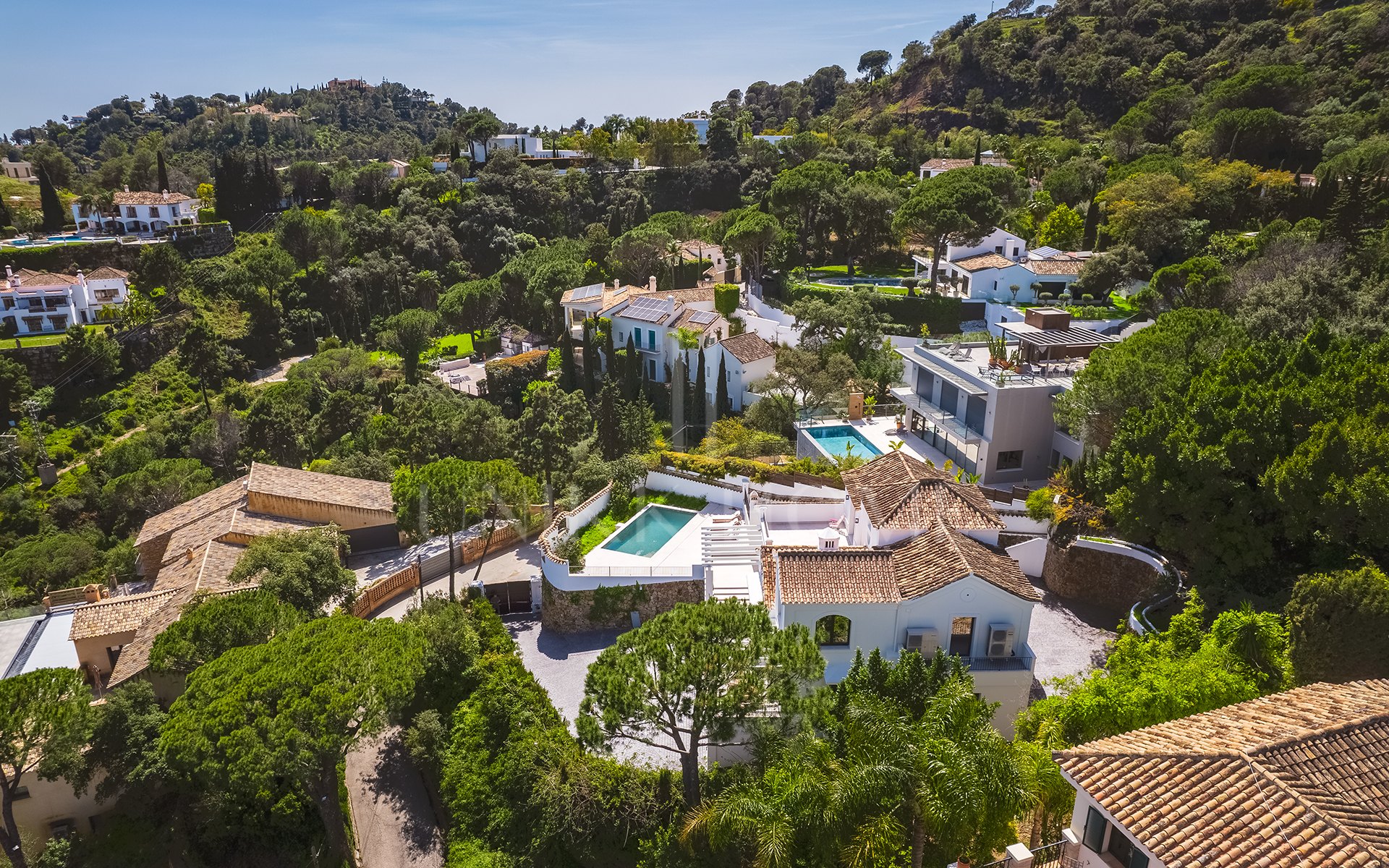 Villa de lujo elegantemente renovada en la urbanización residencial cerrada de El Madroñal, Benahavís