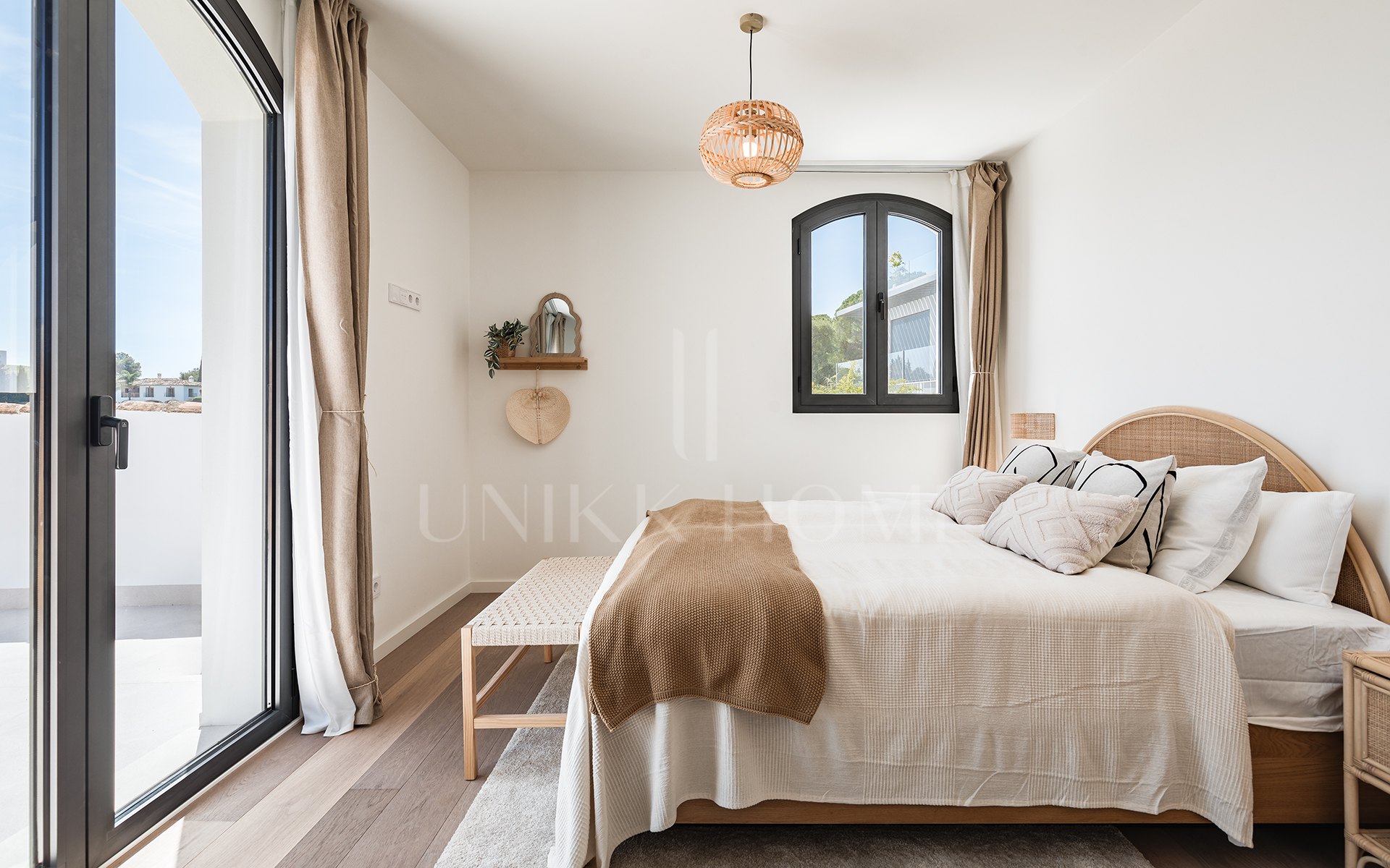 Villa de lujo elegantemente renovada en la urbanización residencial cerrada de El Madroñal, Benahavís