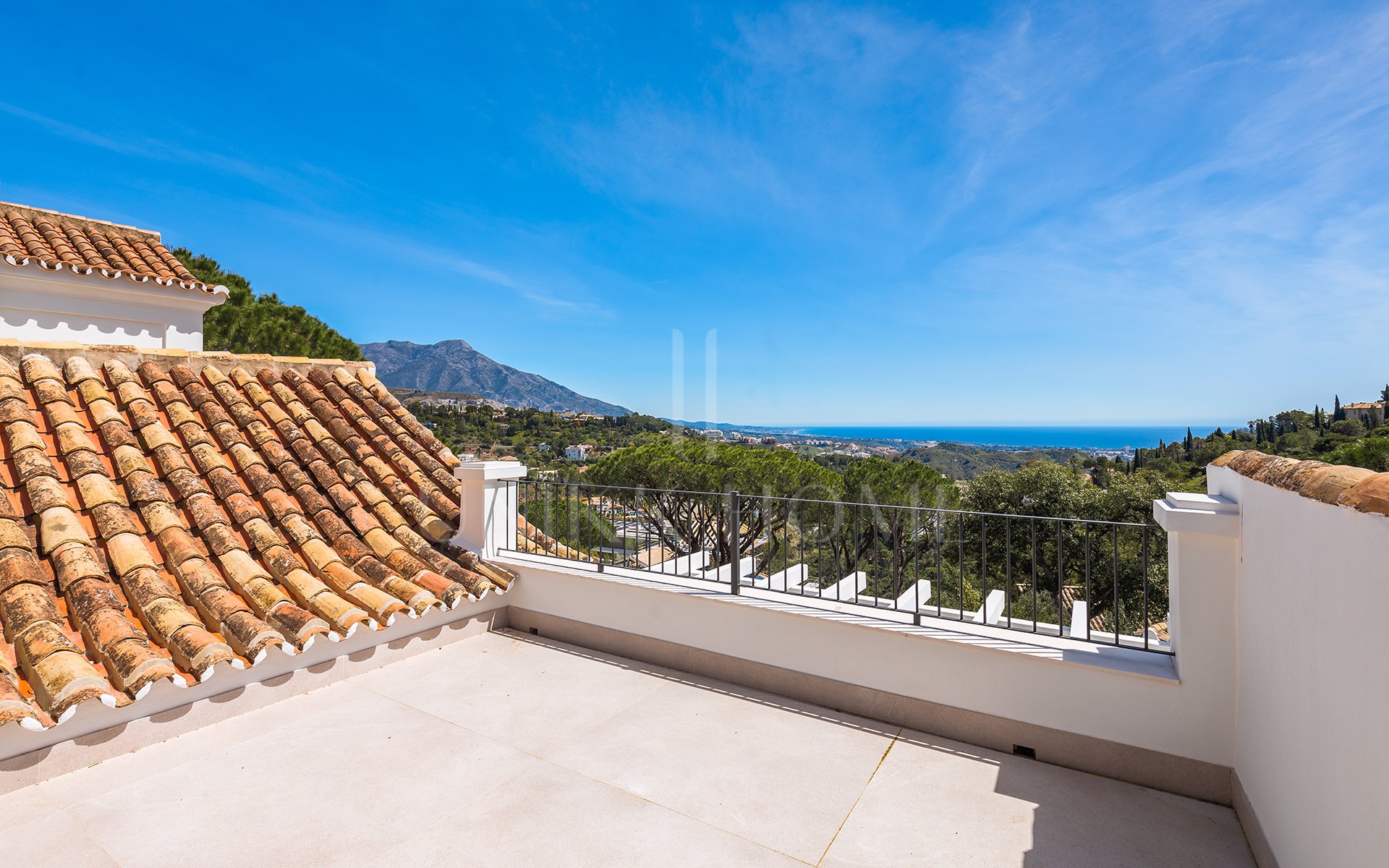 Villa de lujo elegantemente renovada en la urbanización residencial cerrada de El Madroñal, Benahavís