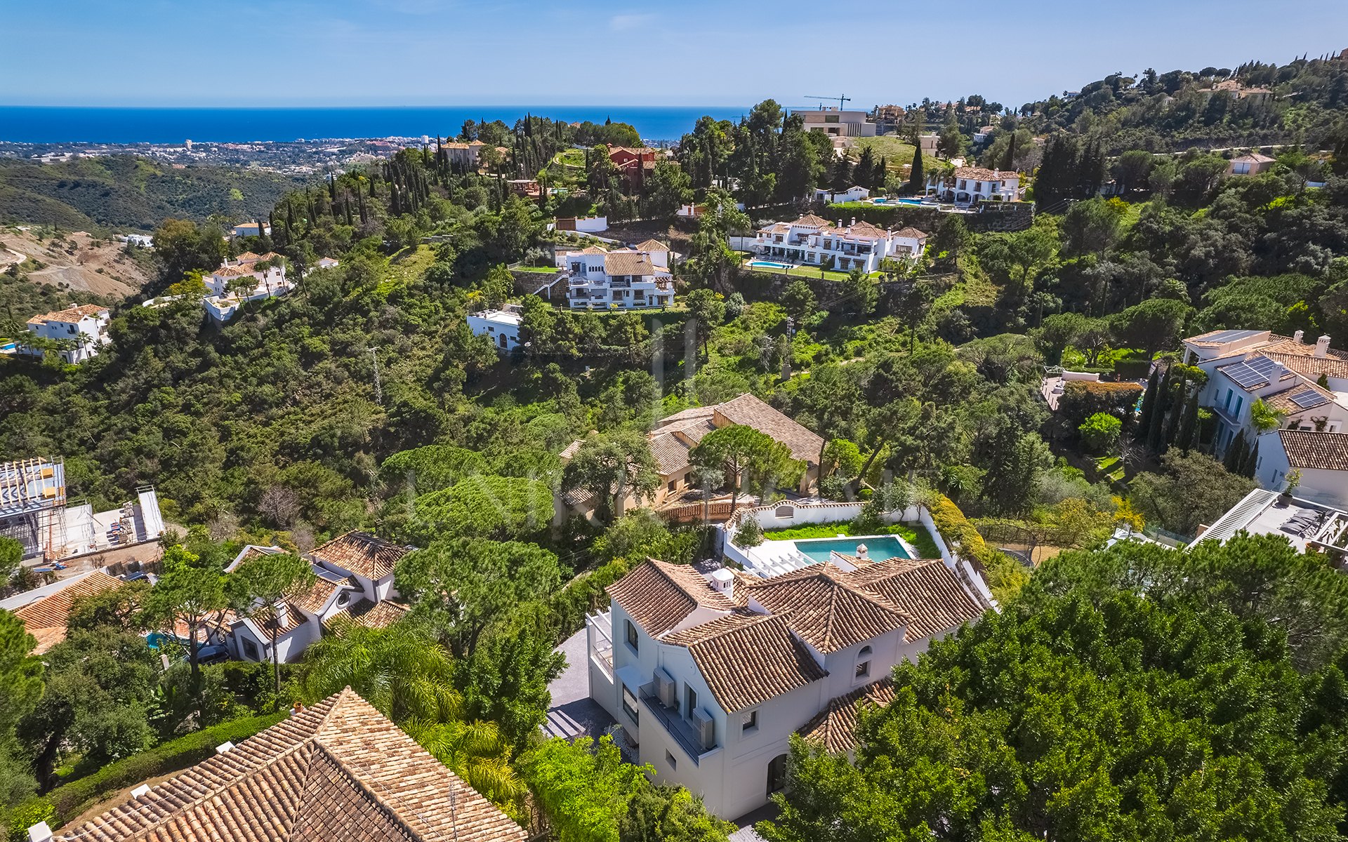 Villa de lujo elegantemente renovada en la urbanización residencial cerrada de El Madroñal, Benahavís