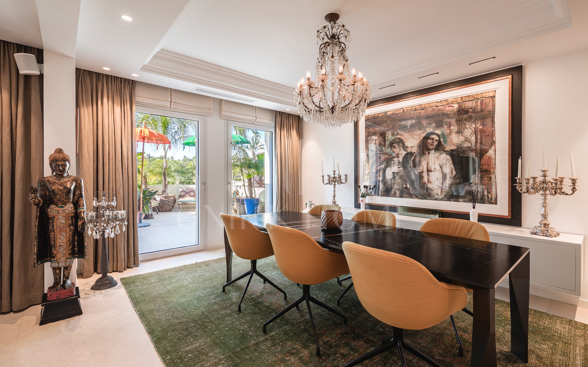 Amplio ático dúplex exquisitamente renovado en Las Alamandas, Nueva Andalucía