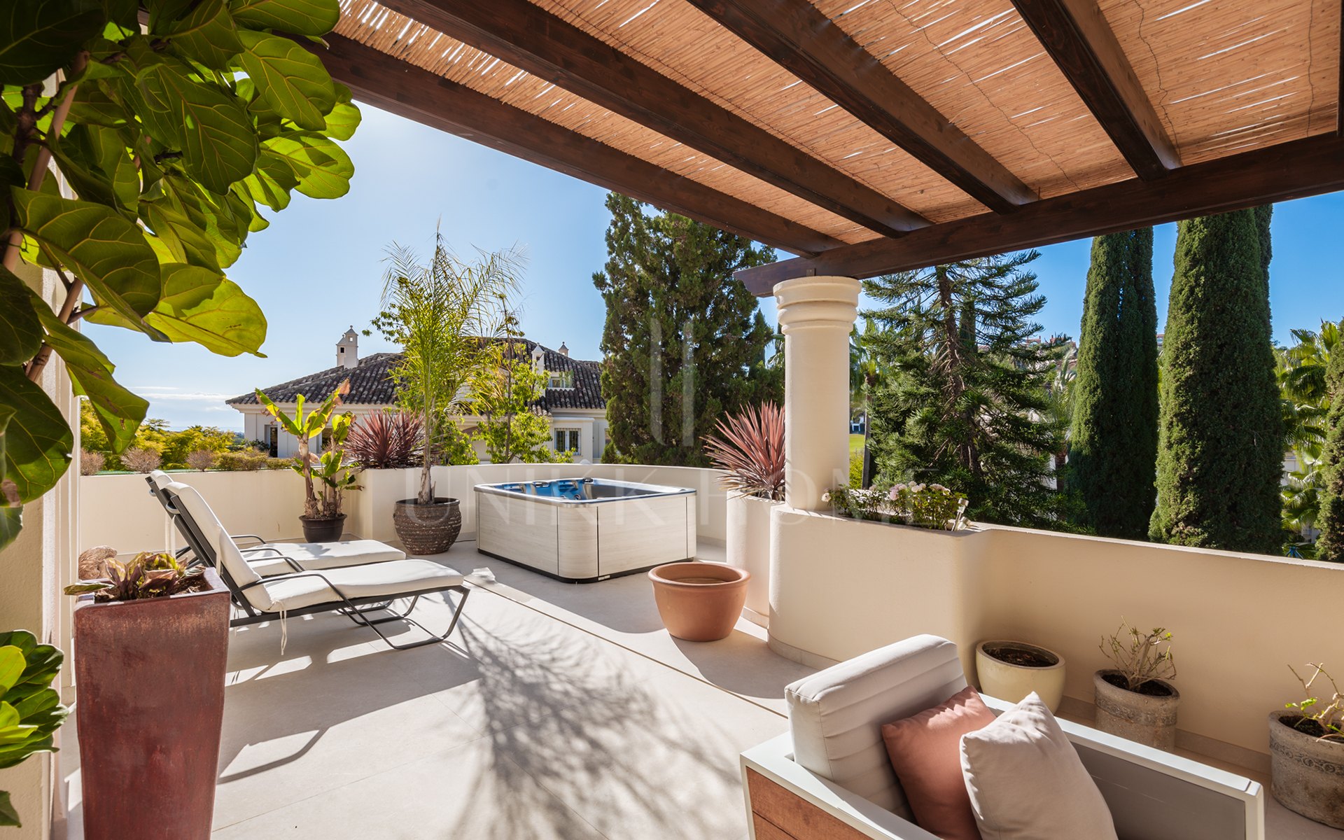 Amplio ático dúplex exquisitamente renovado en Las Alamandas, Nueva Andalucía