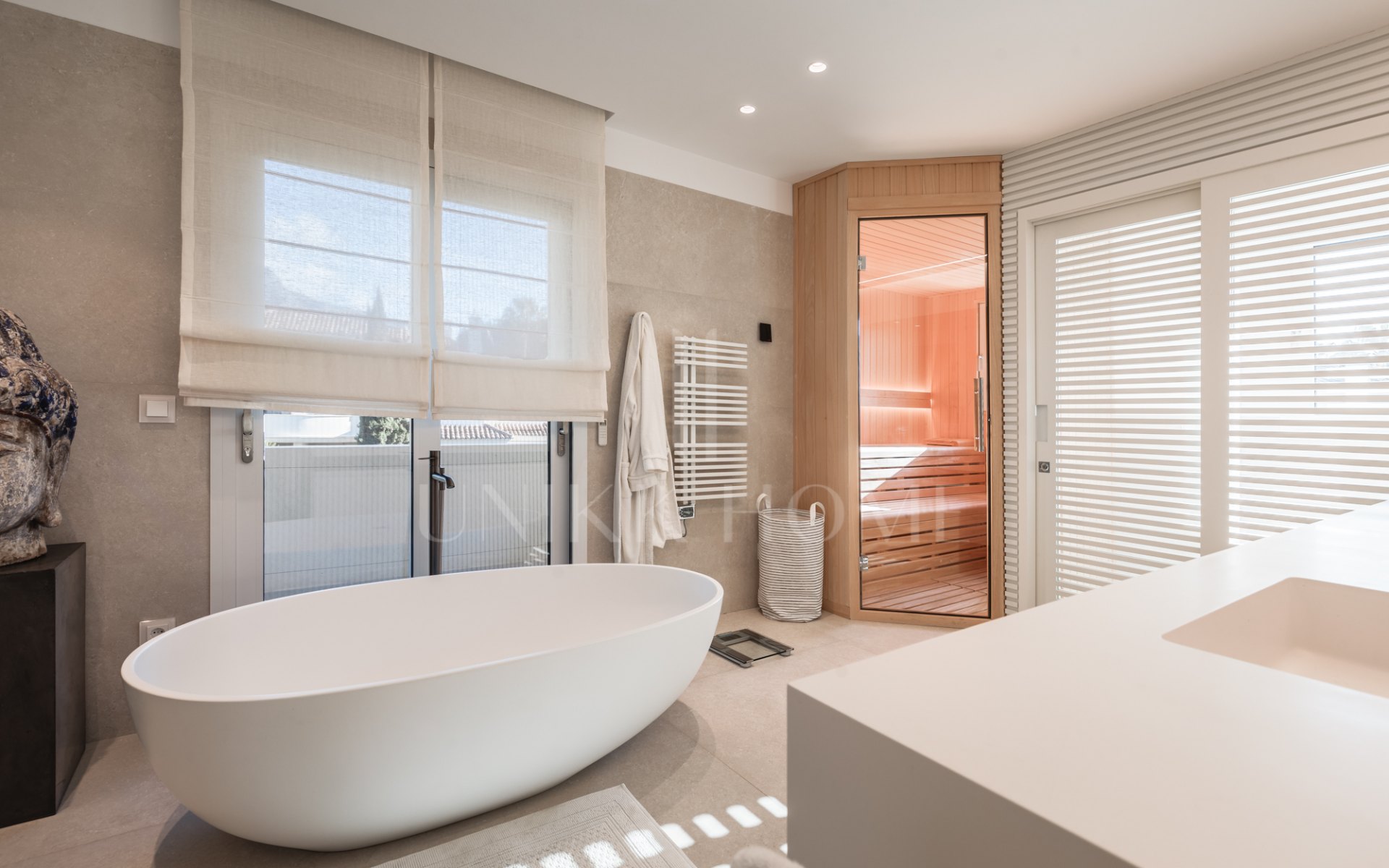 Amplio ático dúplex exquisitamente renovado en Las Alamandas, Nueva Andalucía