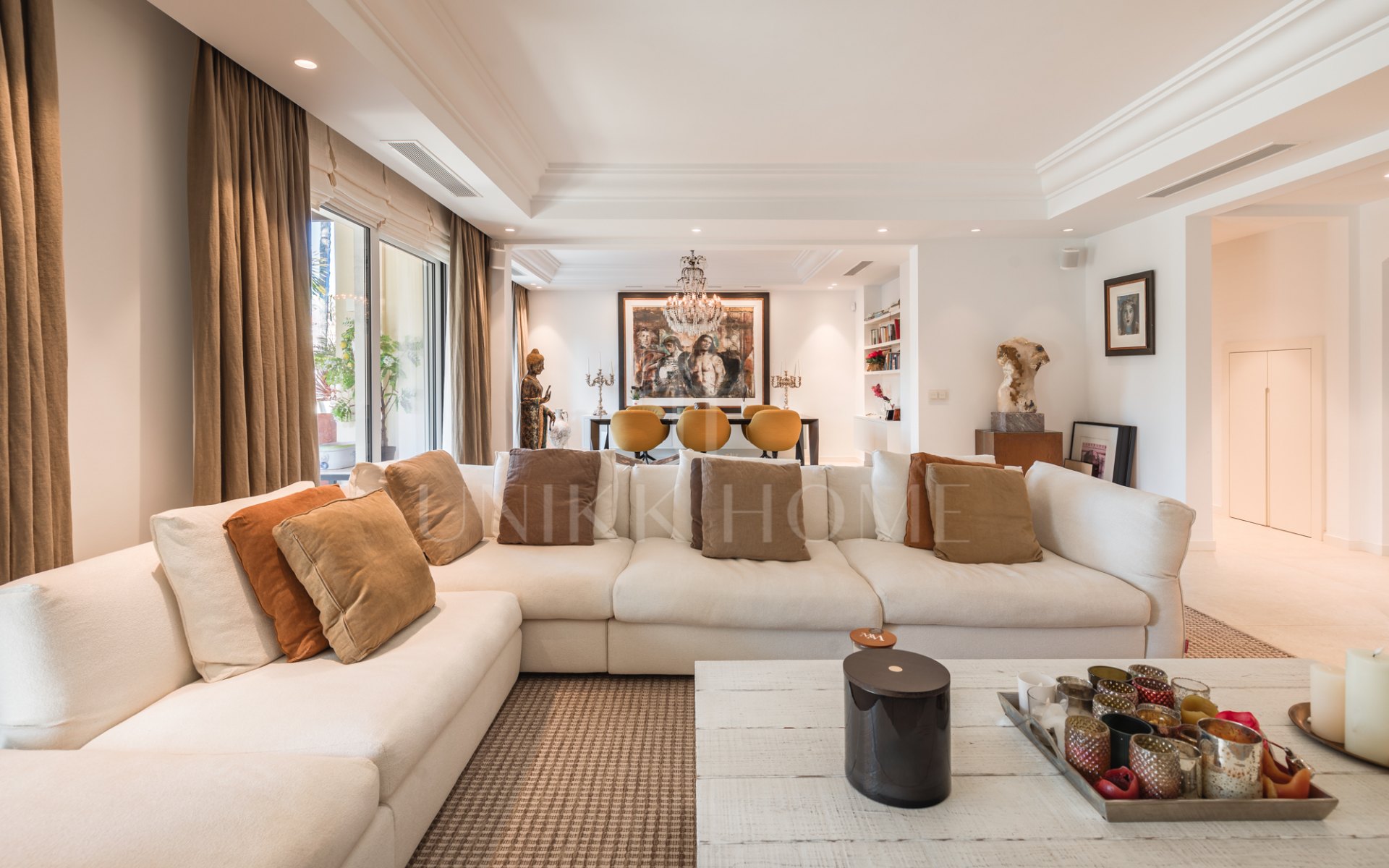 Amplio ático dúplex exquisitamente renovado en Las Alamandas, Nueva Andalucía