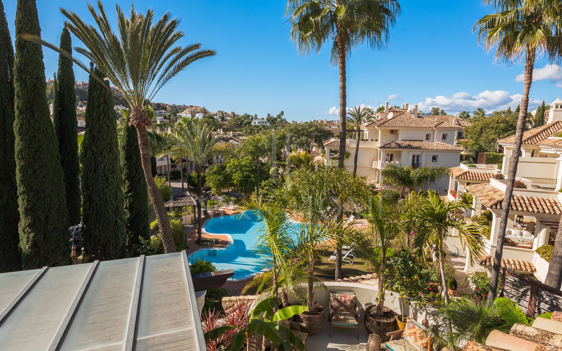 Amplio ático dúplex exquisitamente renovado en Las Alamandas, Nueva Andalucía