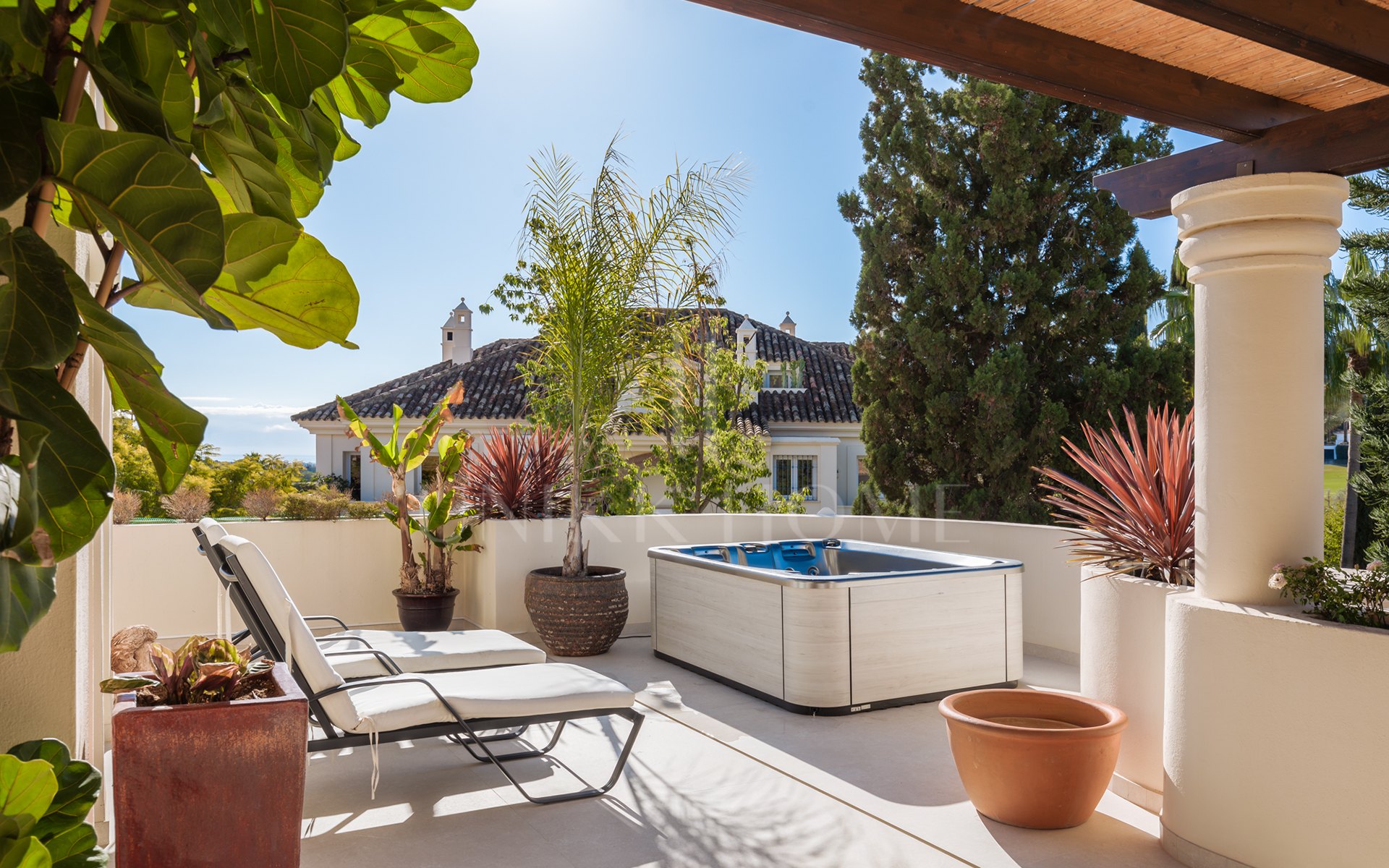 Amplio ático dúplex exquisitamente renovado en Las Alamandas, Nueva Andalucía