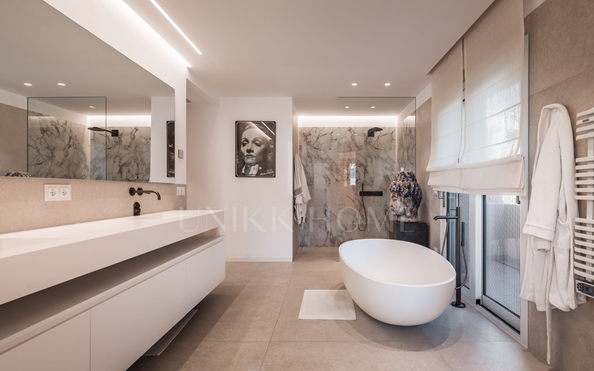 Amplio ático dúplex exquisitamente renovado en Las Alamandas, Nueva Andalucía