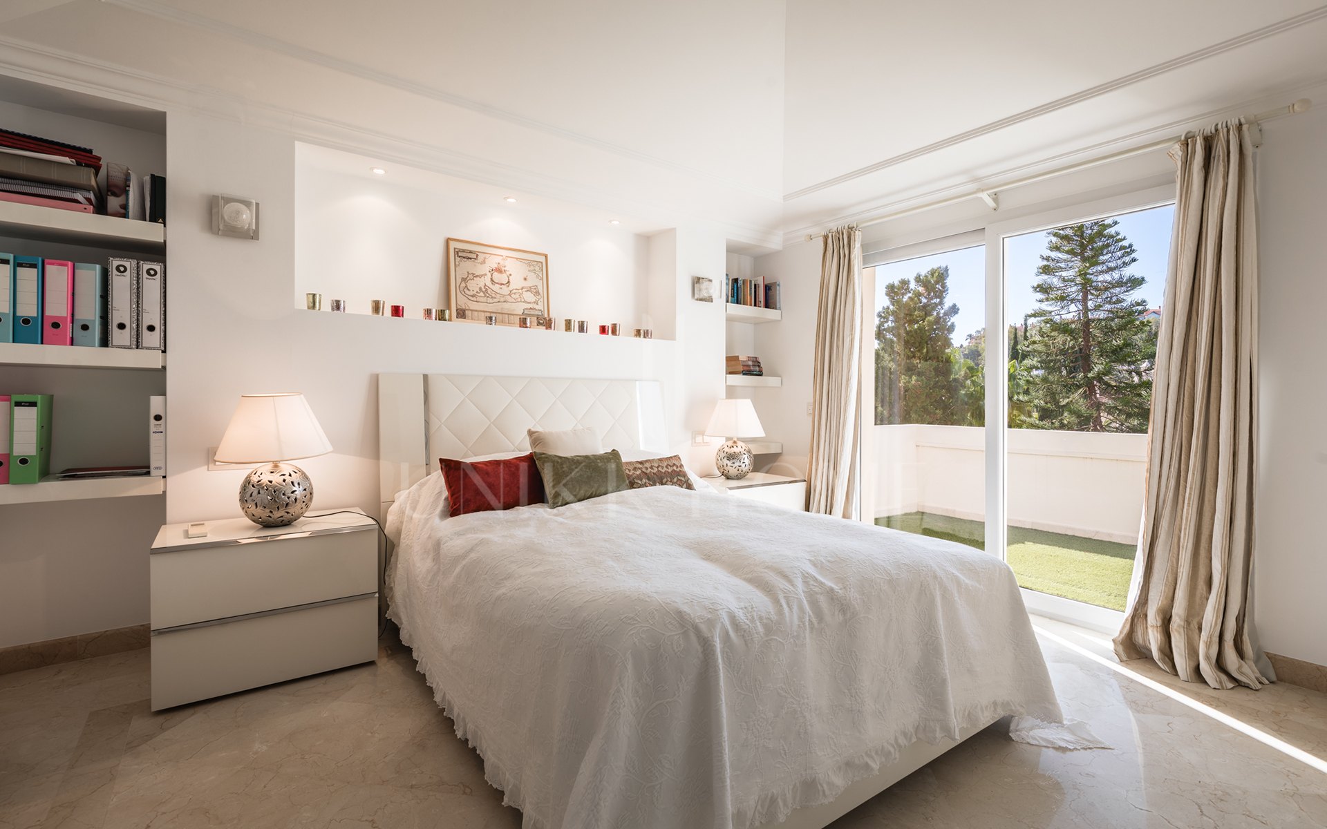 Amplio ático dúplex exquisitamente renovado en Las Alamandas, Nueva Andalucía