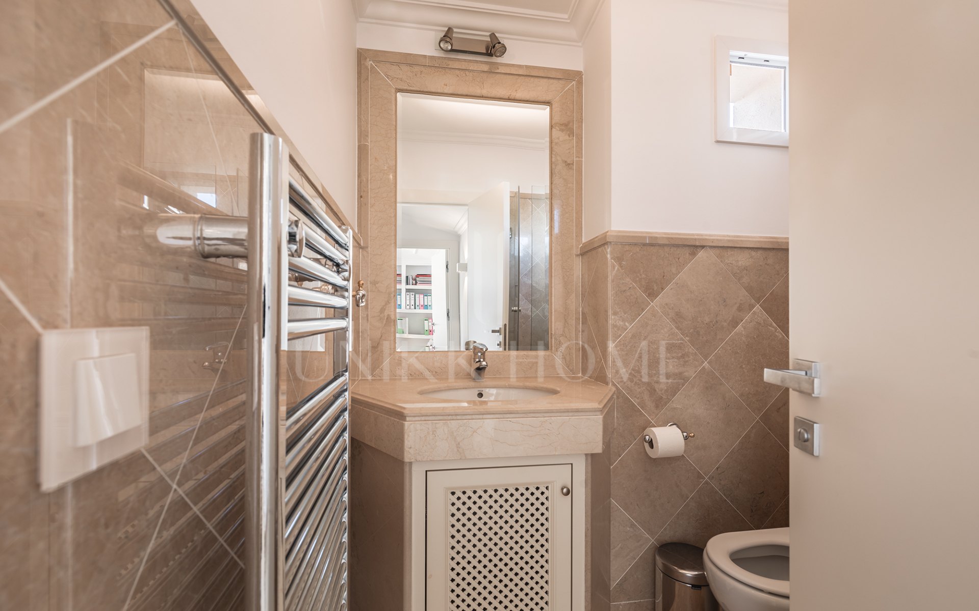 Amplio ático dúplex exquisitamente renovado en Las Alamandas, Nueva Andalucía