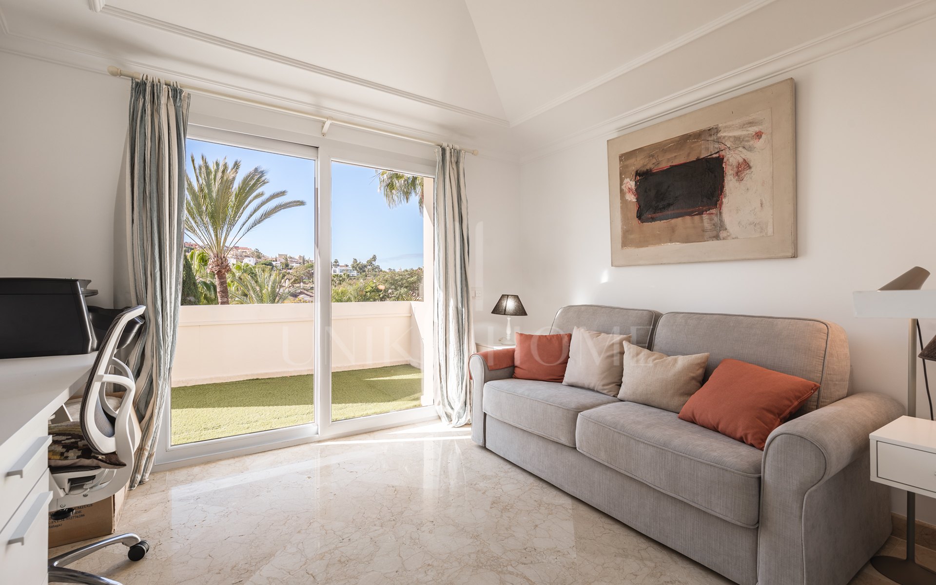 Amplio ático dúplex exquisitamente renovado en Las Alamandas, Nueva Andalucía
