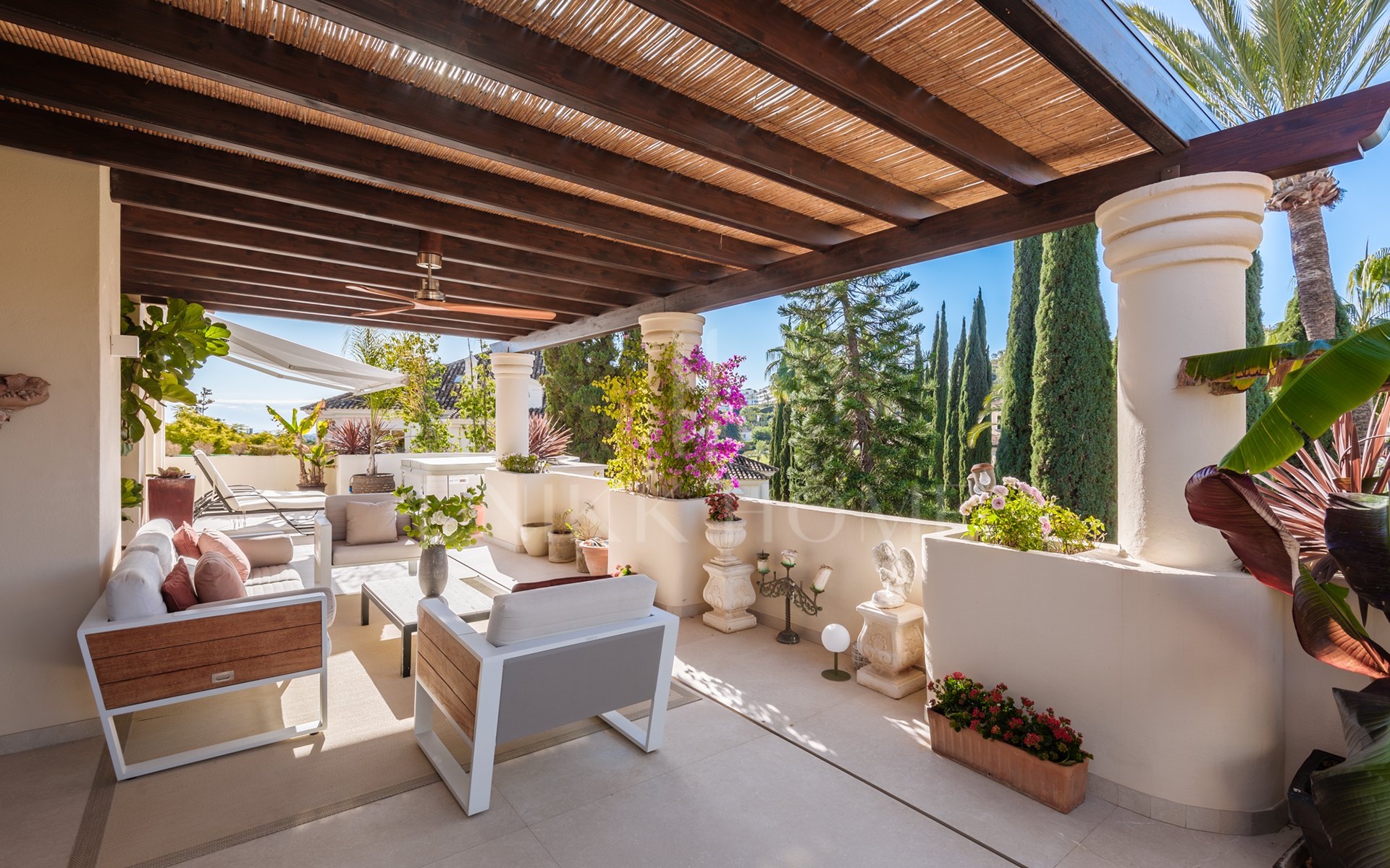 Amplio ático dúplex exquisitamente renovado en Las Alamandas, Nueva Andalucía