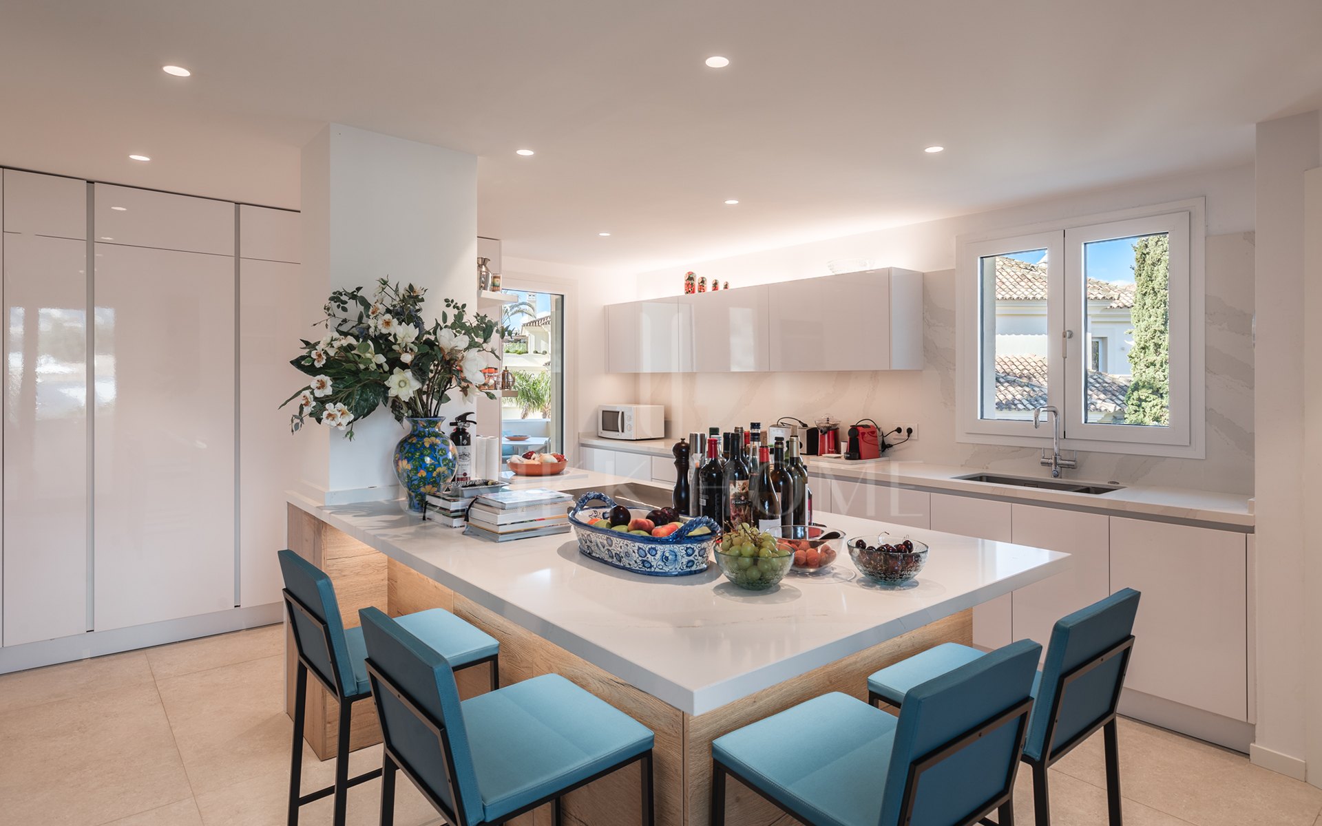 Amplio ático dúplex exquisitamente renovado en Las Alamandas, Nueva Andalucía