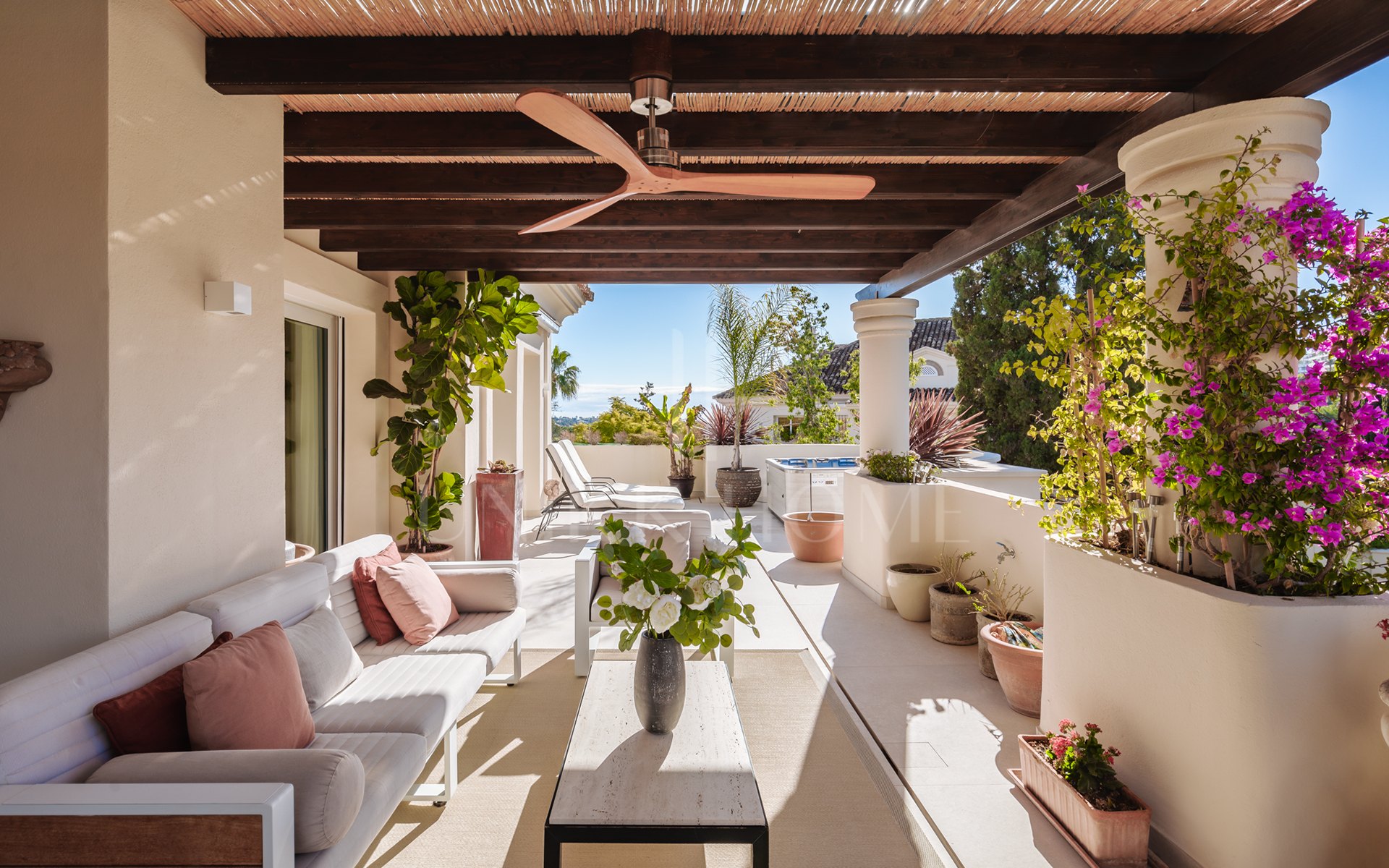 Amplio ático dúplex exquisitamente renovado en Las Alamandas, Nueva Andalucía