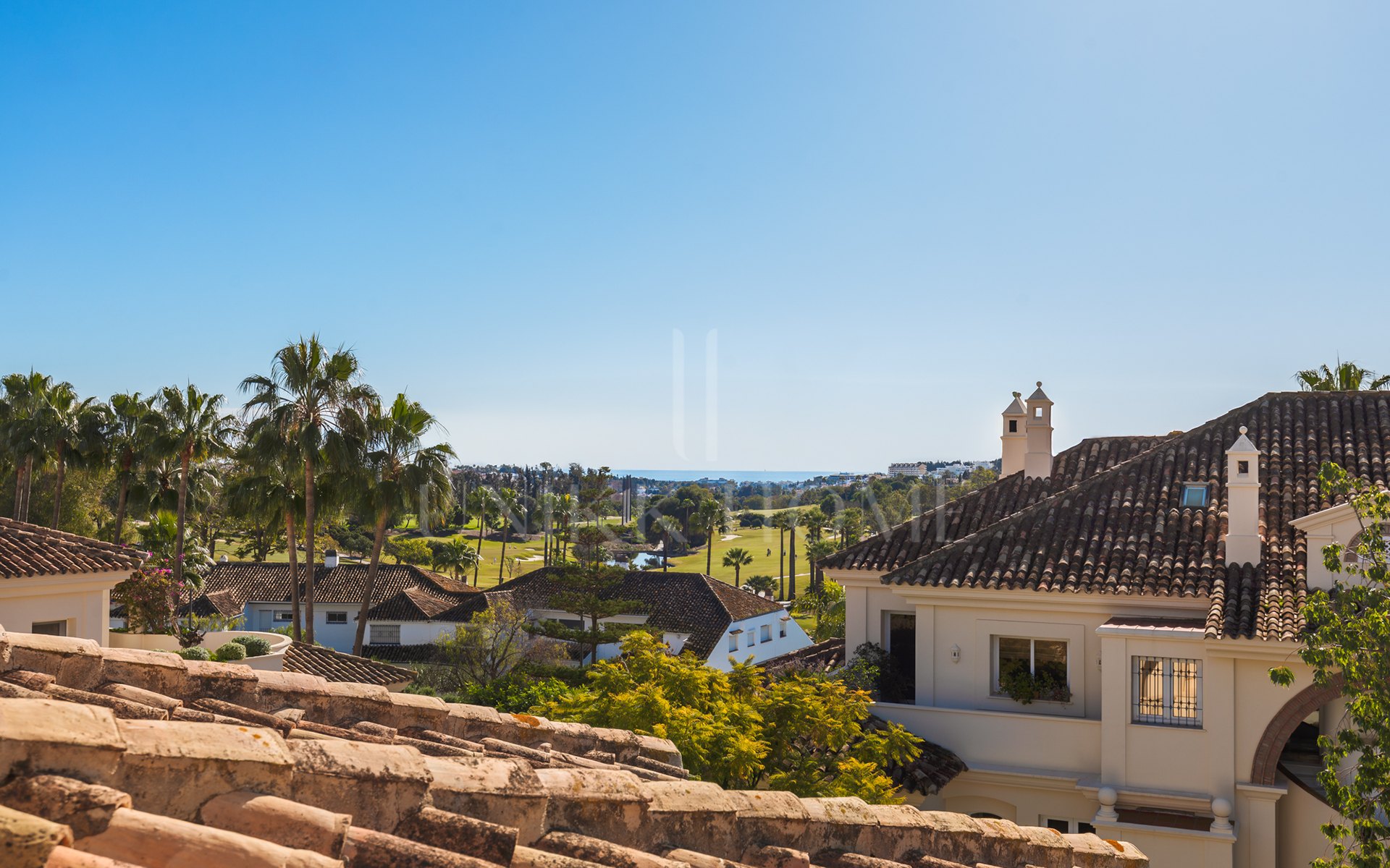 Amplio ático dúplex exquisitamente renovado en Las Alamandas, Nueva Andalucía