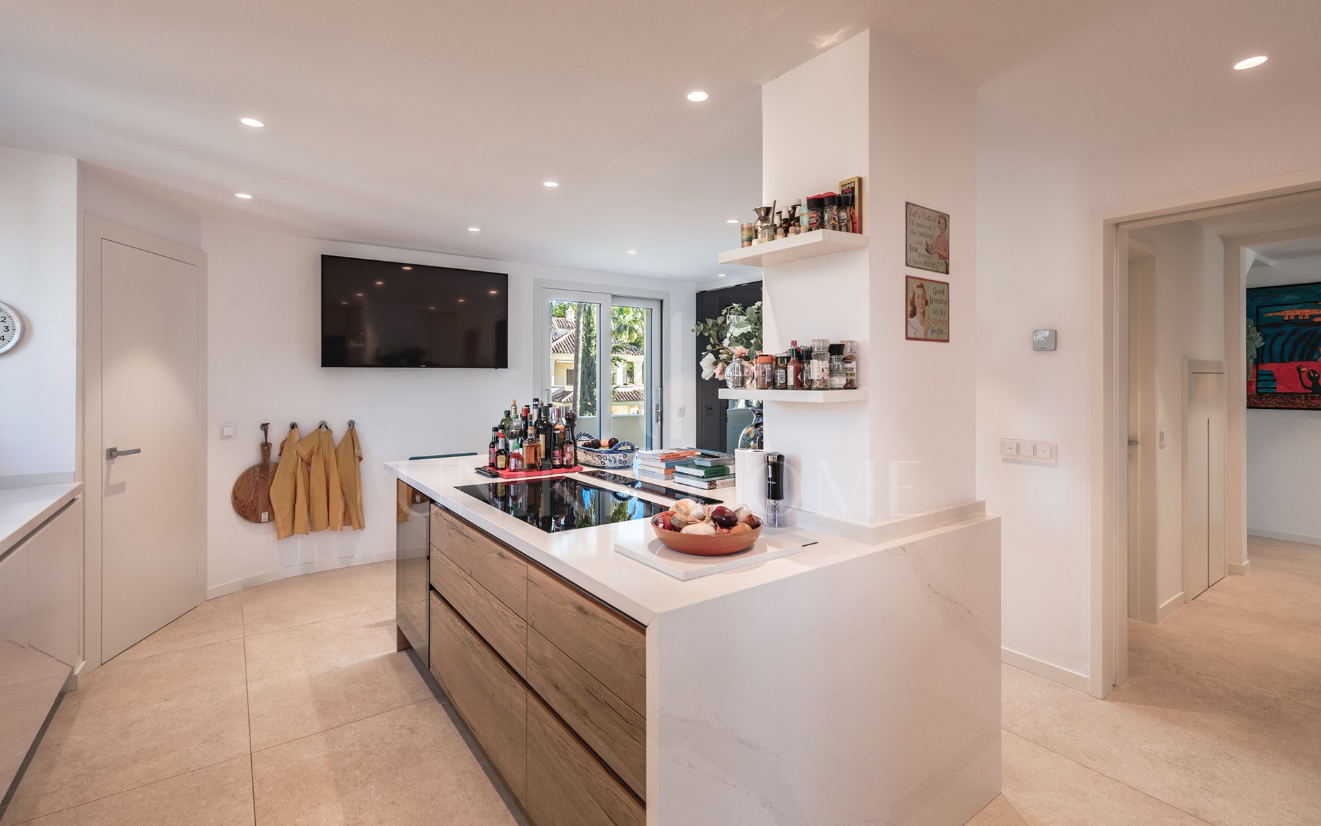 Amplio ático dúplex exquisitamente renovado en Las Alamandas, Nueva Andalucía