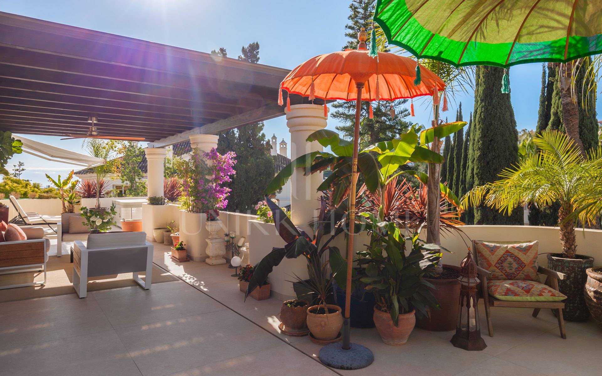 Amplio ático dúplex exquisitamente renovado en Las Alamandas, Nueva Andalucía