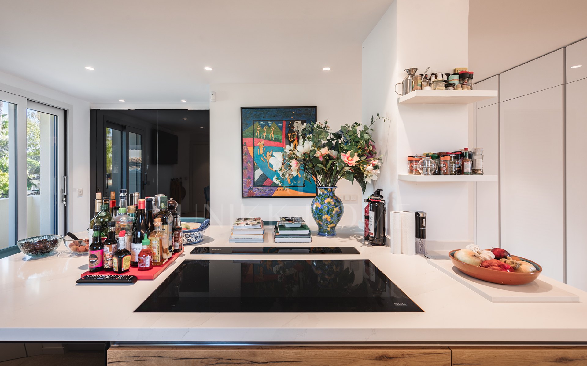 Amplio ático dúplex exquisitamente renovado en Las Alamandas, Nueva Andalucía