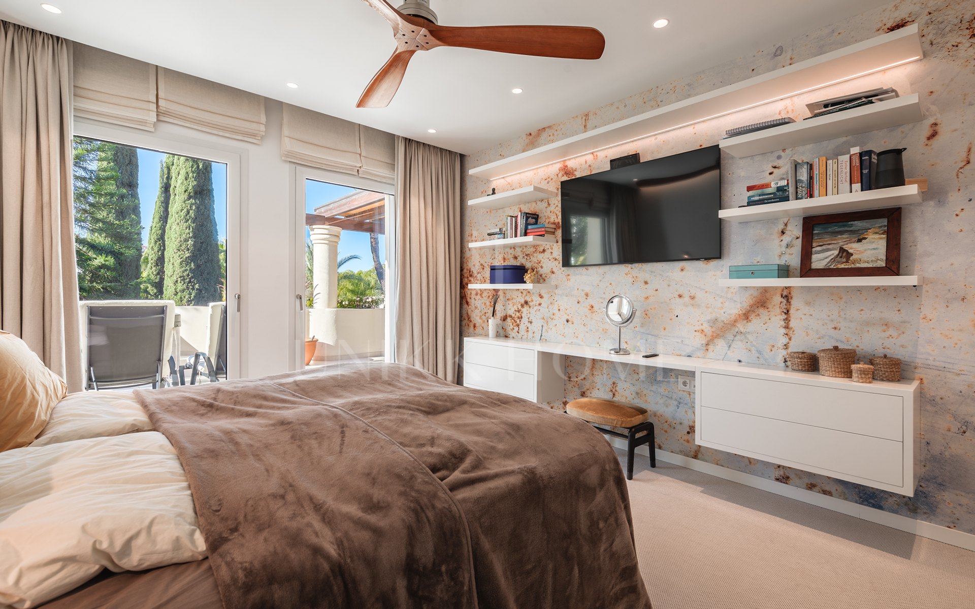 Amplio ático dúplex exquisitamente renovado en Las Alamandas, Nueva Andalucía