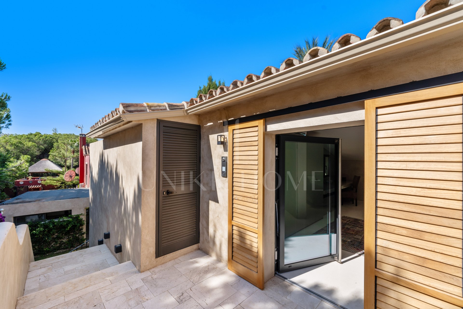 Exquisite villa fully renovated to high standards set on an extensive plot in Río Real, East Marbella