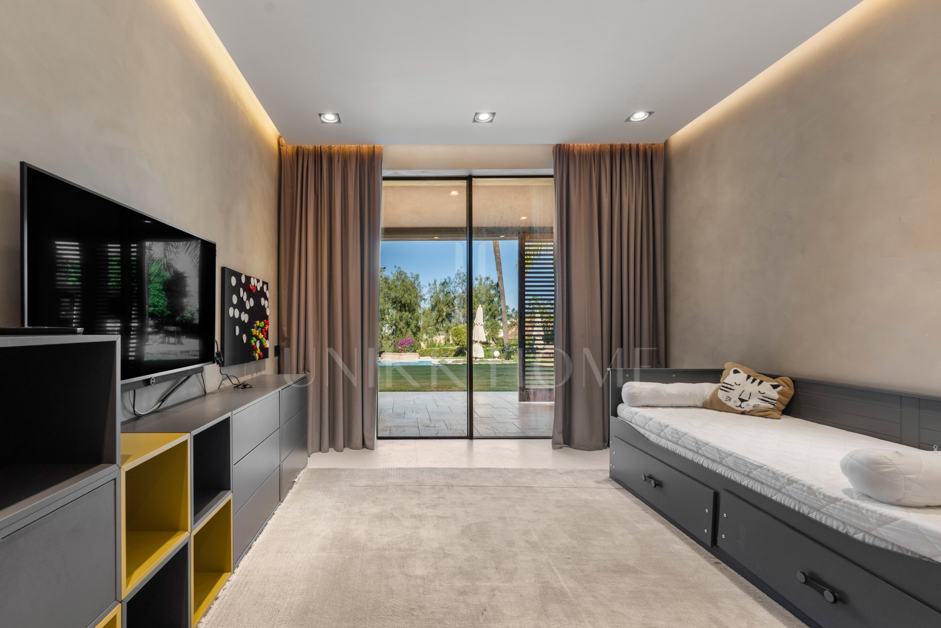 Exquisite villa fully renovated to high standards set on an extensive plot in Río Real, East Marbella