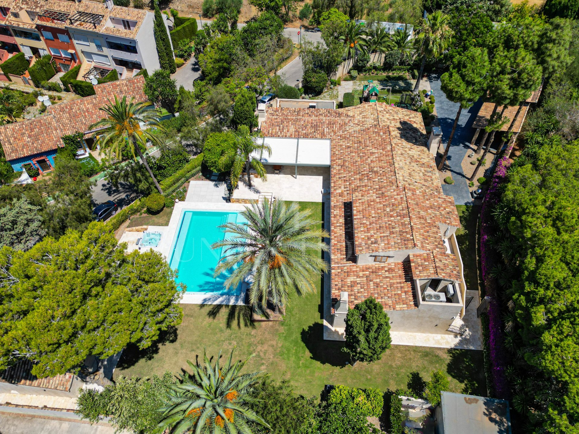 Exquisite villa fully renovated to high standards set on an extensive plot in Río Real, East Marbella