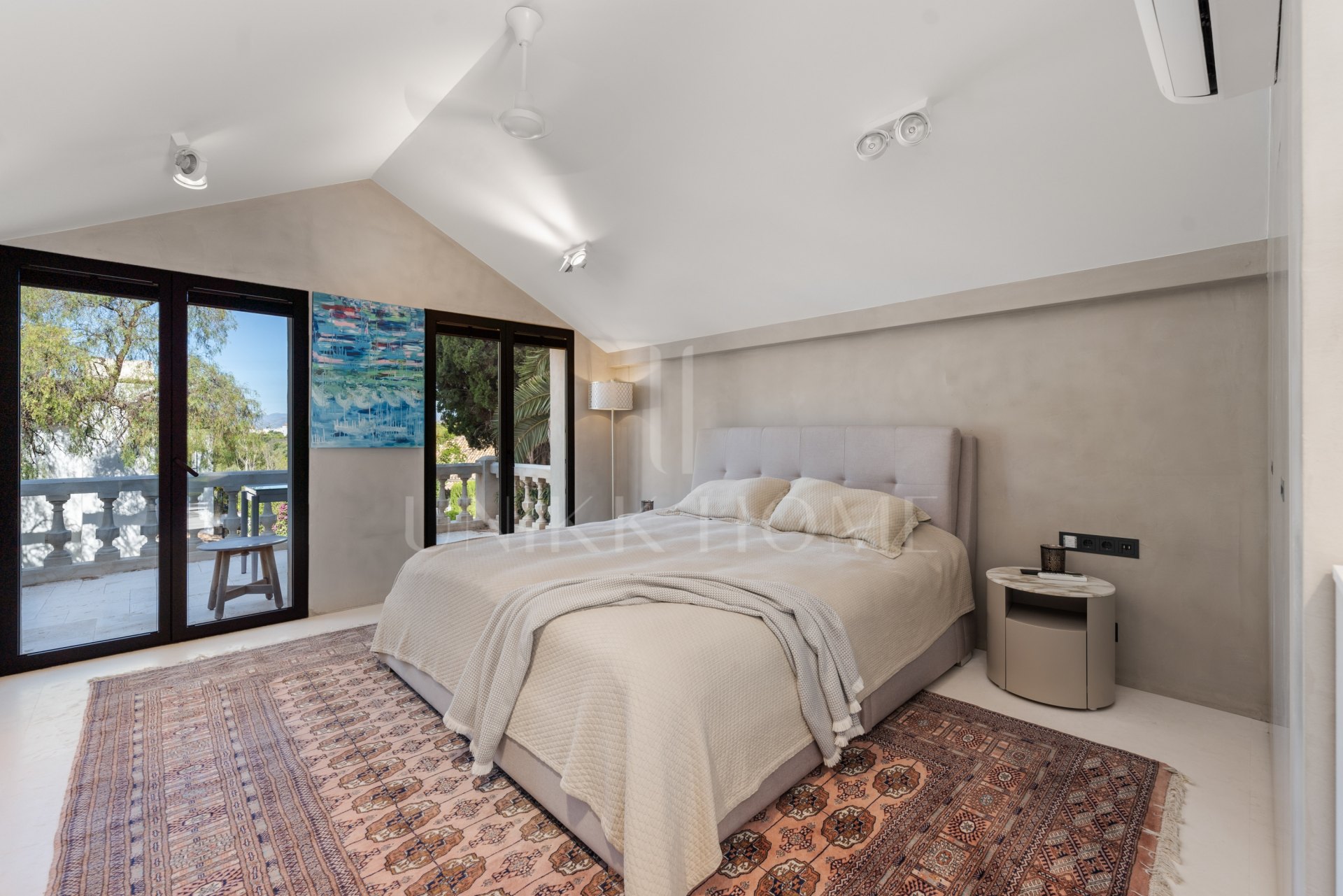 Exquisite villa fully renovated to high standards set on an extensive plot in Río Real, East Marbella