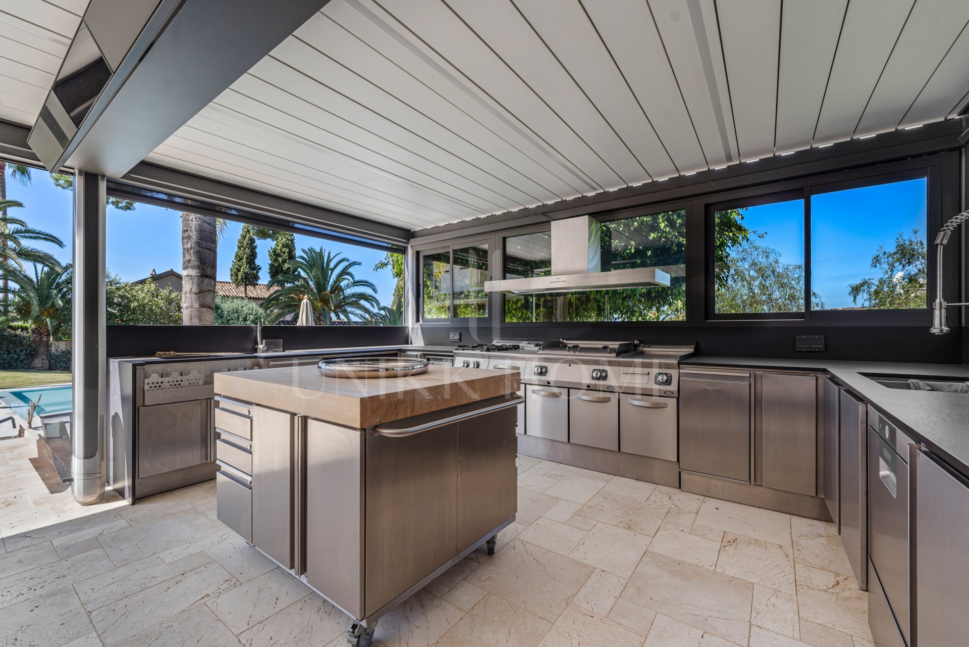 Exquisite villa fully renovated to high standards set on an extensive plot in Río Real, East Marbella