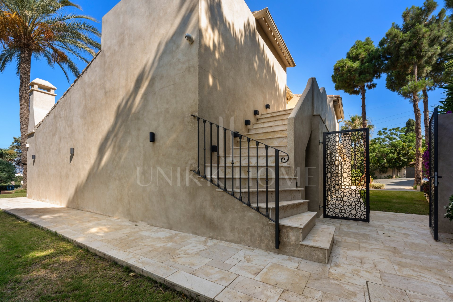 Exquisite villa fully renovated to high standards set on an extensive plot in Río Real, East Marbella