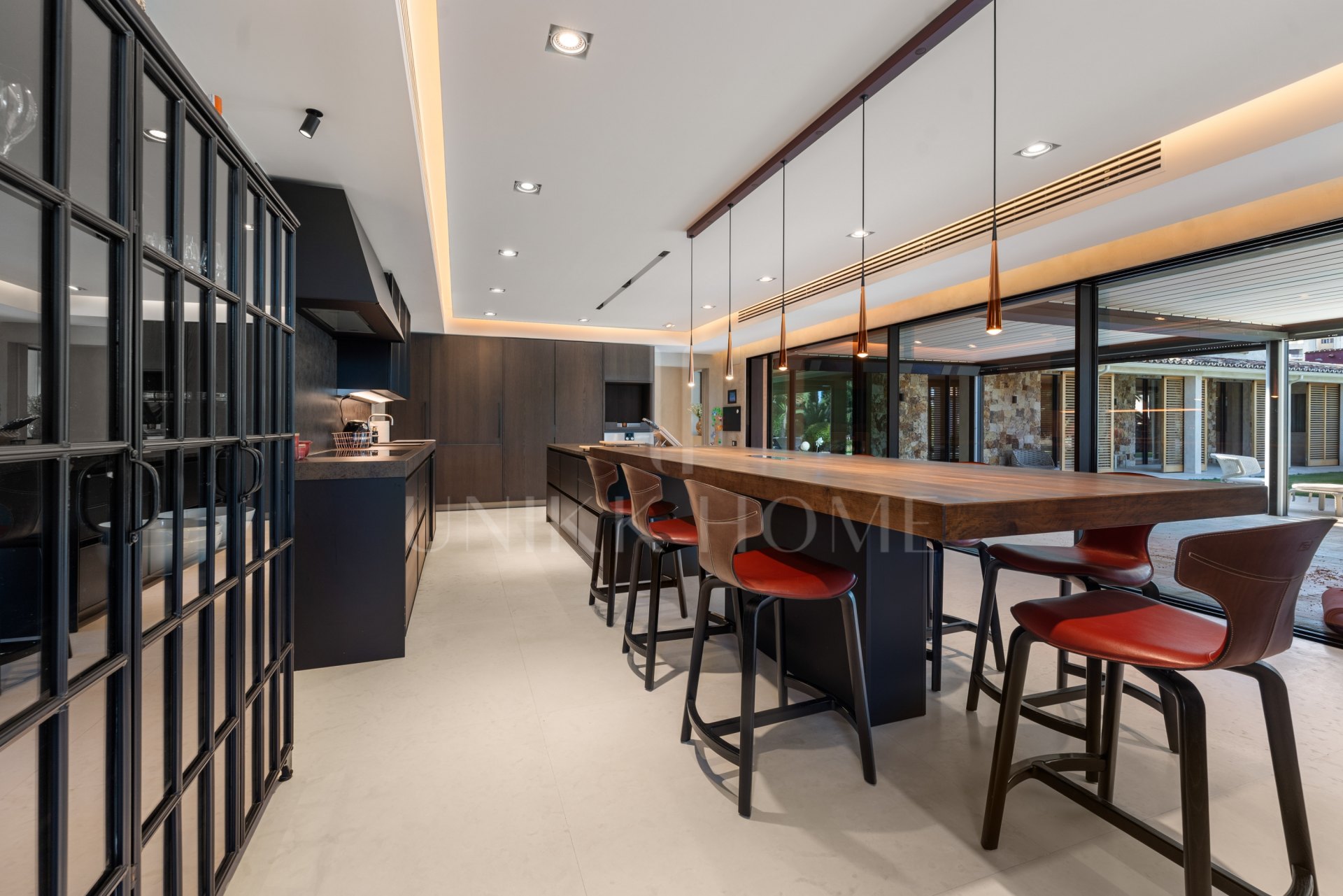 Exquisite villa fully renovated to high standards set on an extensive plot in Río Real, East Marbella