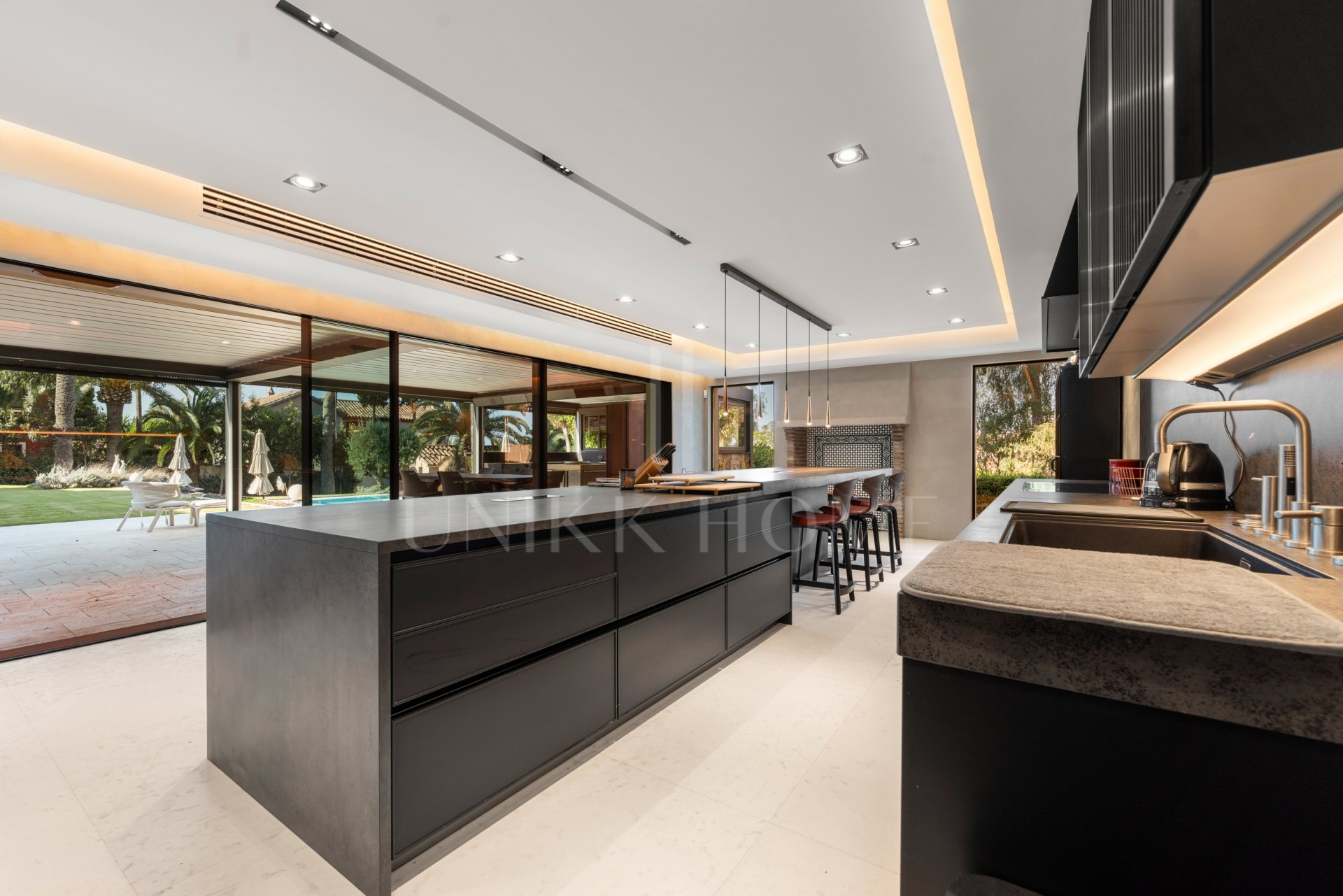 Exquisite villa fully renovated to high standards set on an extensive plot in Río Real, East Marbella