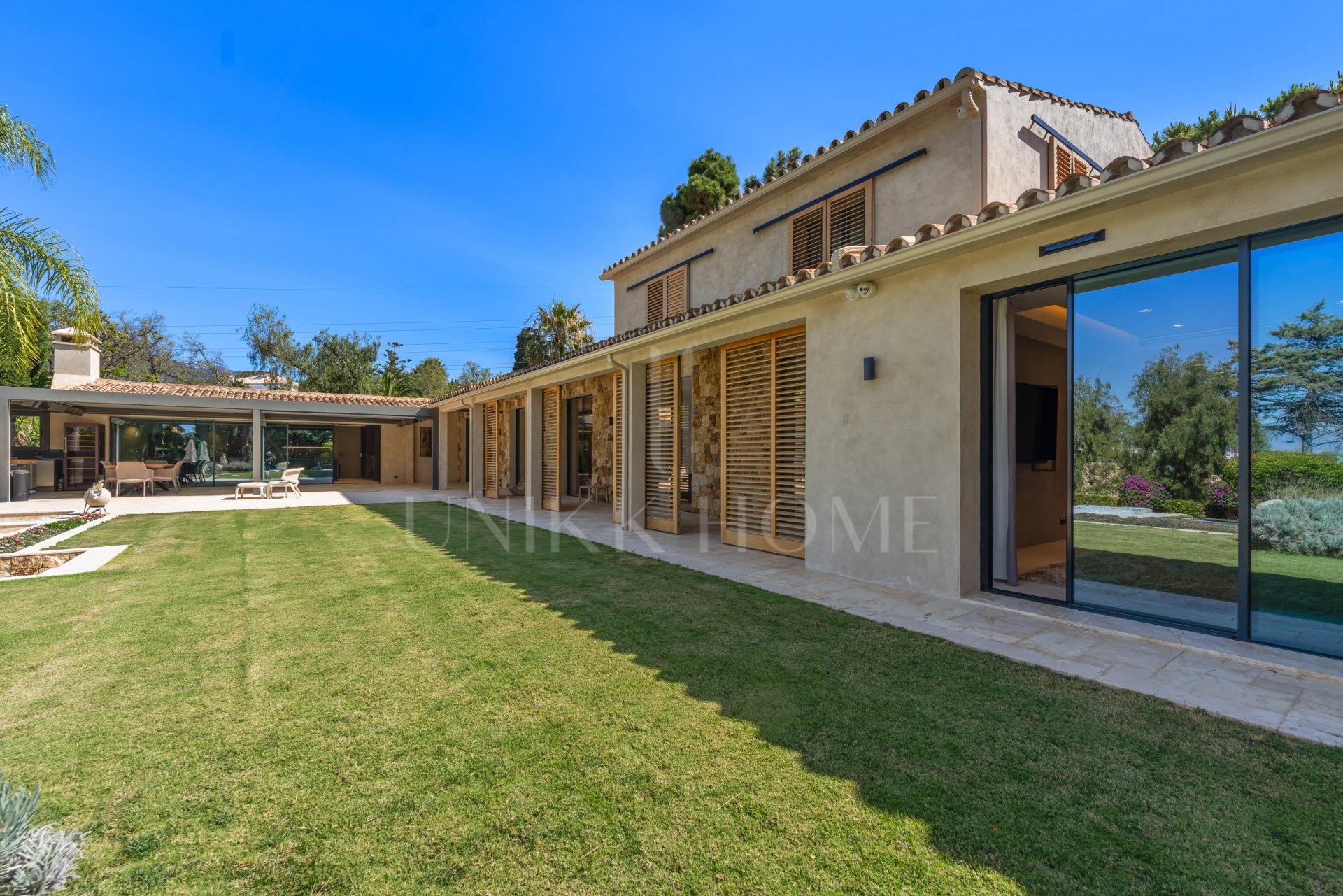 Exquisite villa fully renovated to high standards set on an extensive plot in Río Real, East Marbella