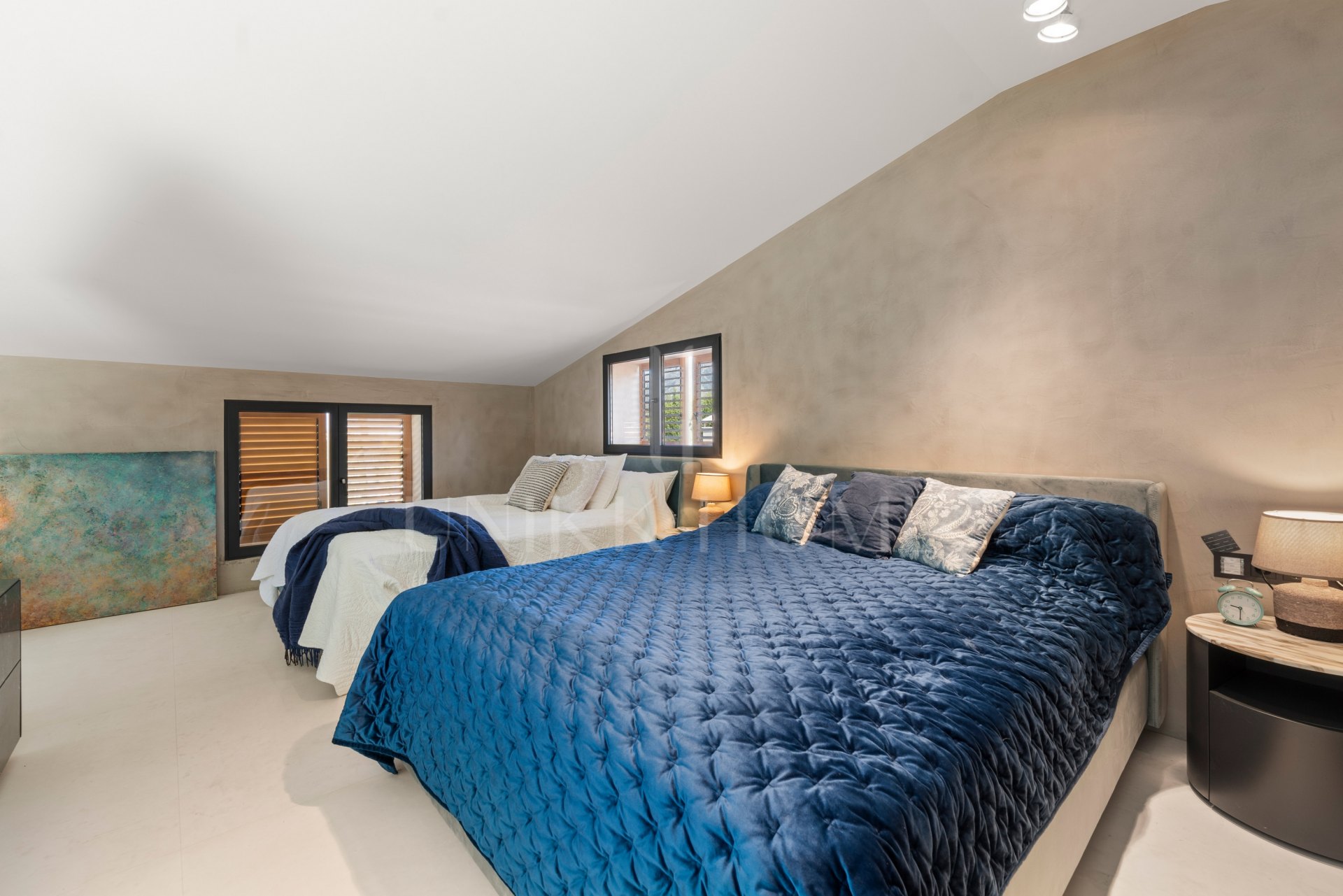 Exquisite villa fully renovated to high standards set on an extensive plot in Río Real, East Marbella